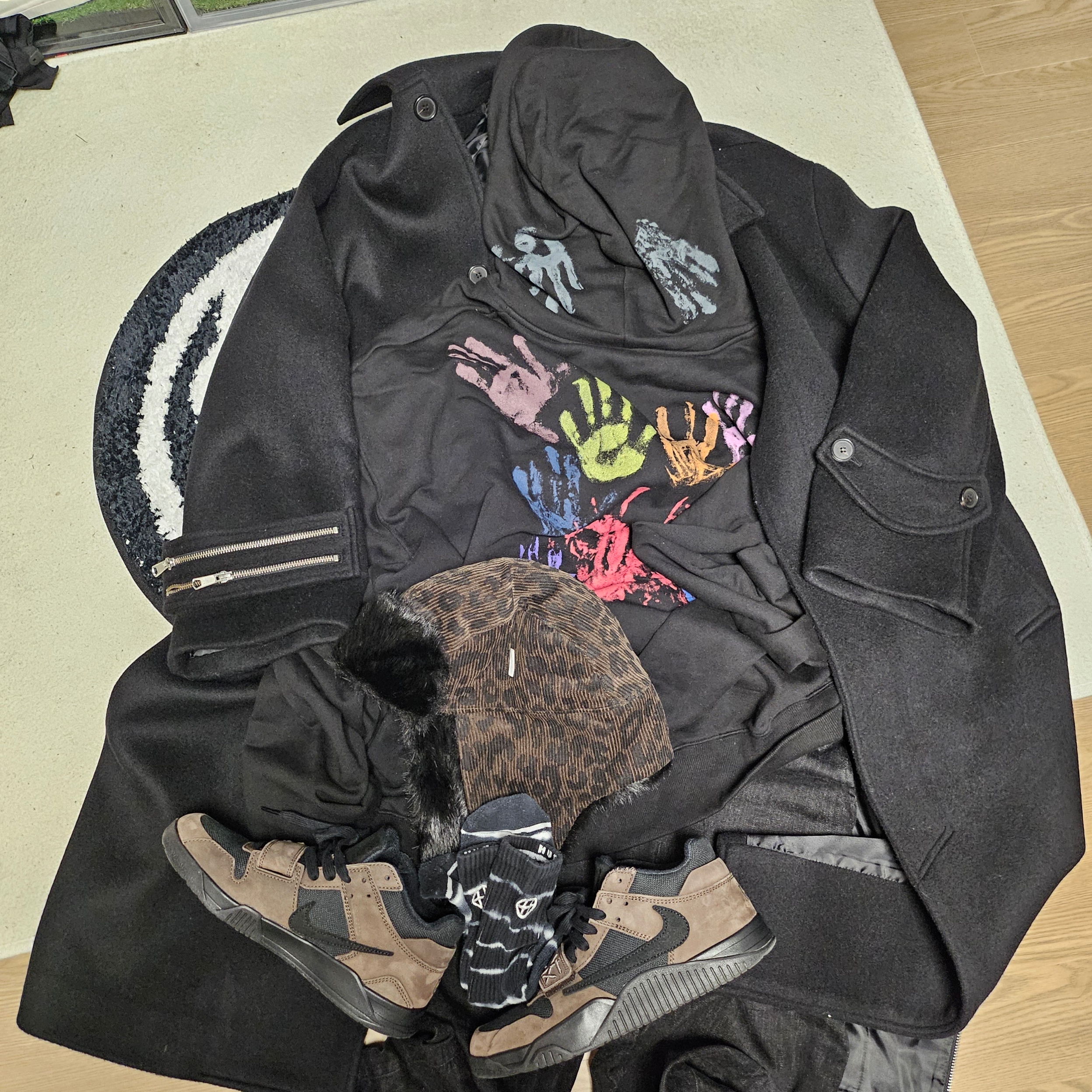 Jordan x Travis Scott Jumpman Jack TR Black and Dark Mocha, Undermycar x Starbucks Overmybag Black 착용 스타일 - 4