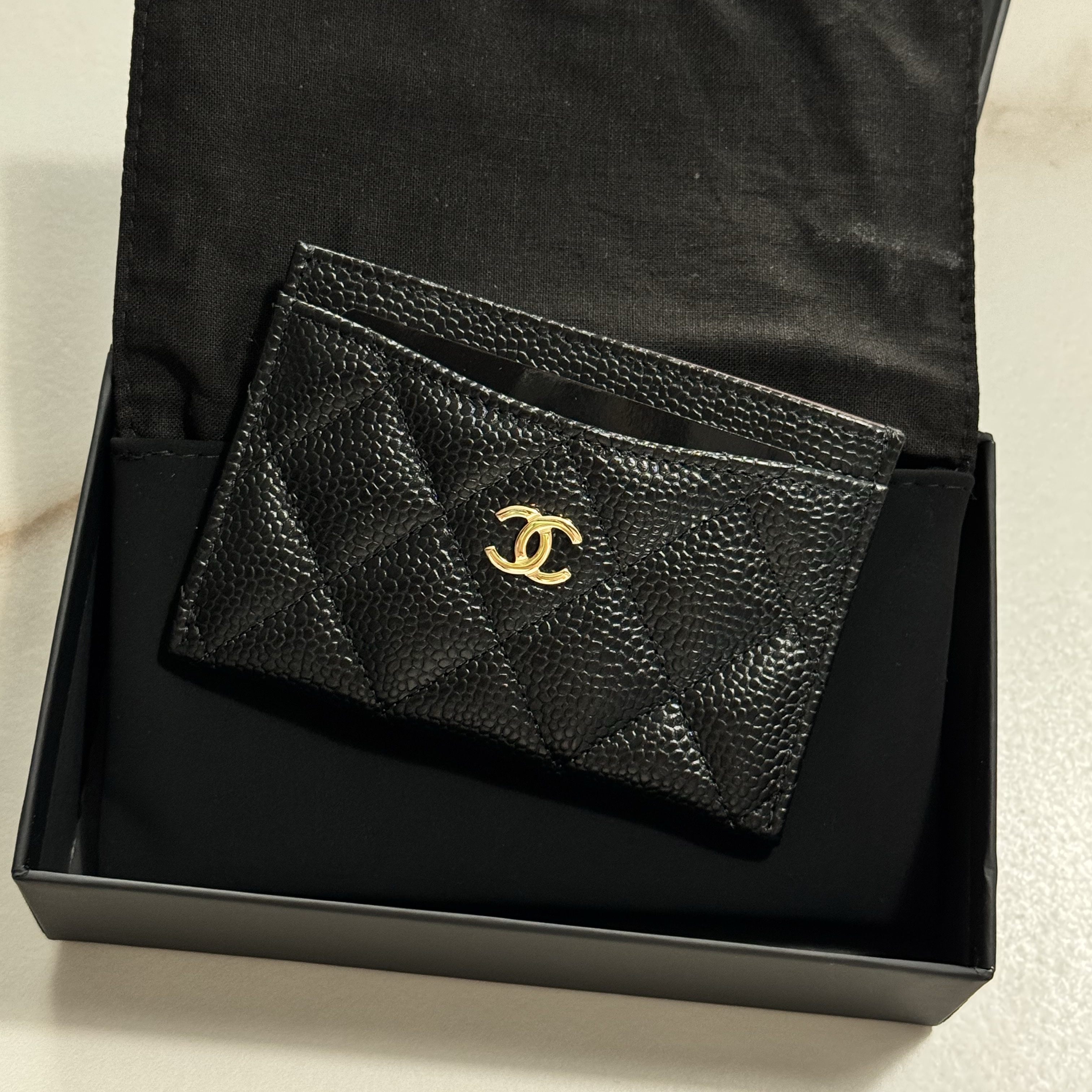 Chanel Classic Card Holder Grained Calfskin & Gold Black 착용 스타일