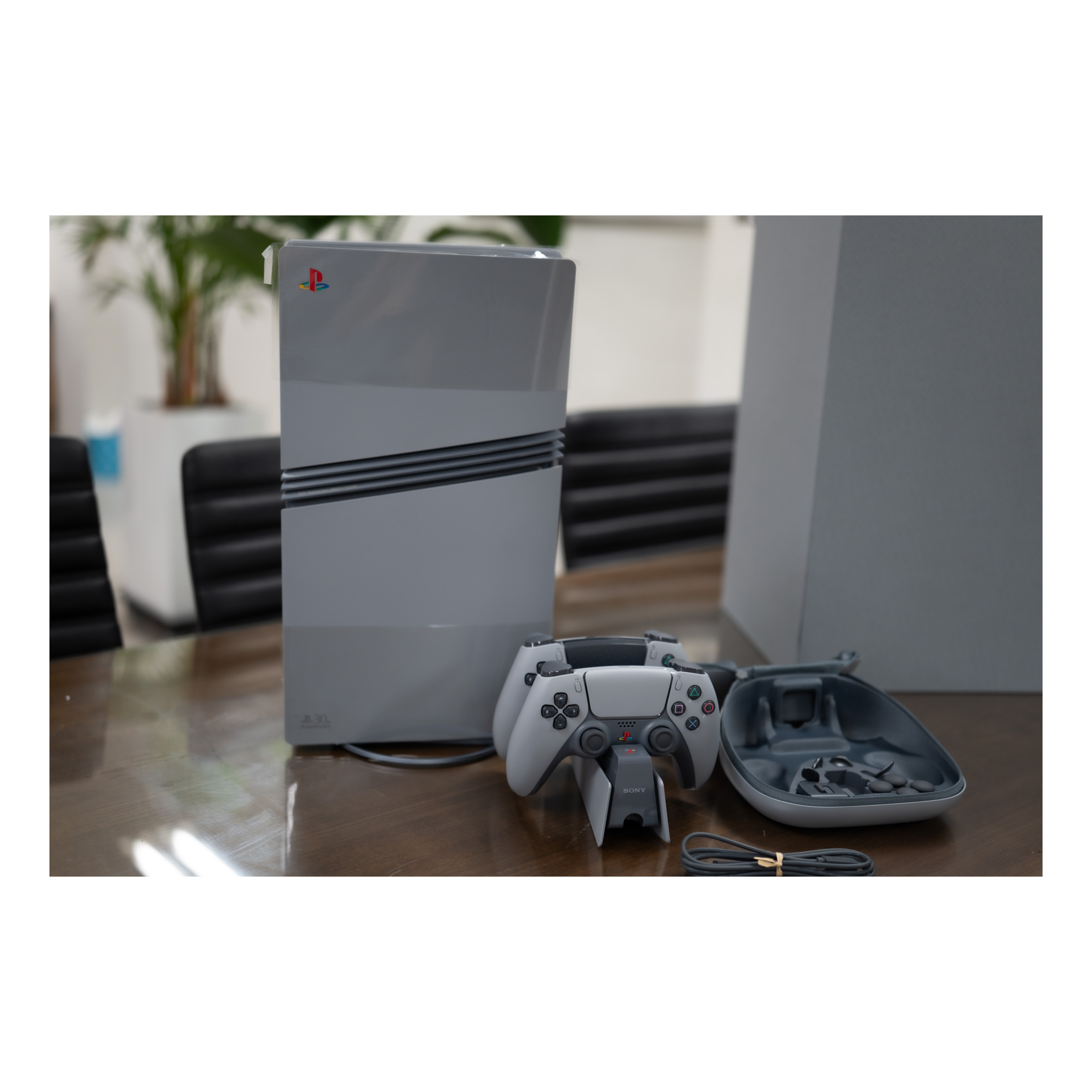Playstation 5 Pro 30th Anniversary Limited Edition Bundle (SIEK 220V) 착용 스타일 - 10