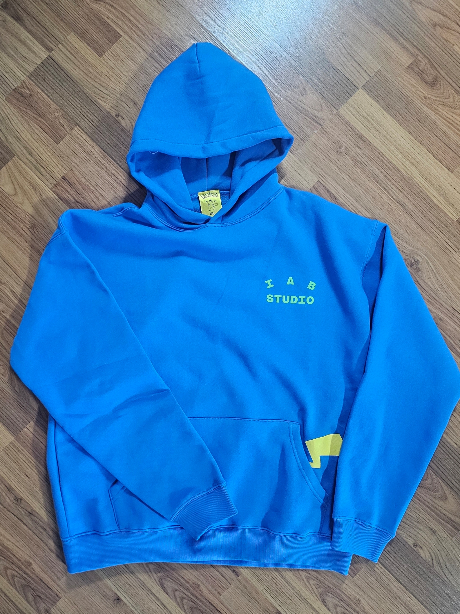 IAB Studio x Pokemon Swallowed Up Pikachu Hoodie Blue Green 착용 스타일 - 2
