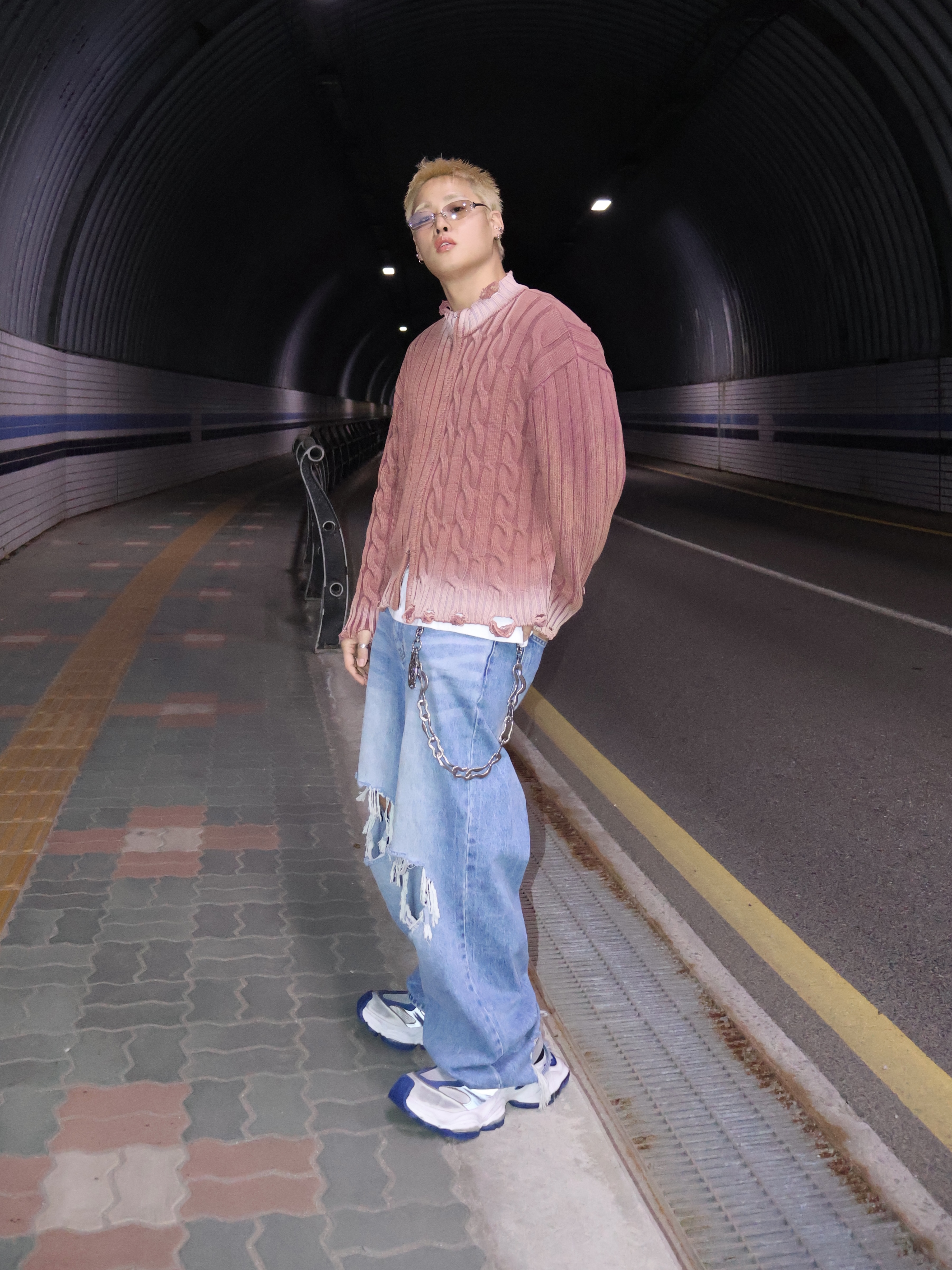 Balenciaga Cargo Sneakers Grey White Blue 착용 스타일