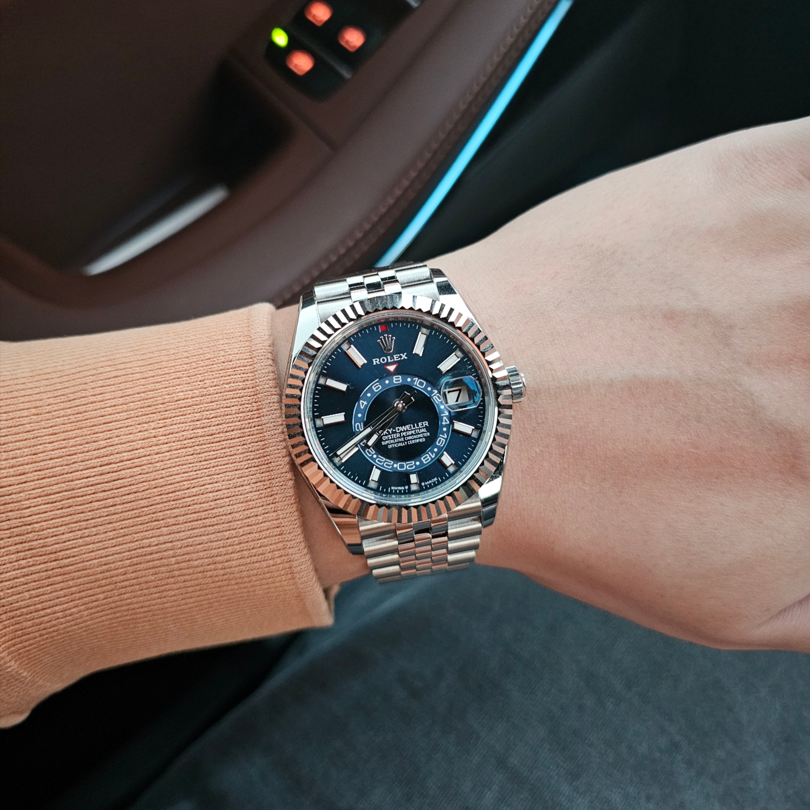 Rolex Sky-Dweller 42mm 336934 Bright Blue Jubilee 착용 스타일 - 2