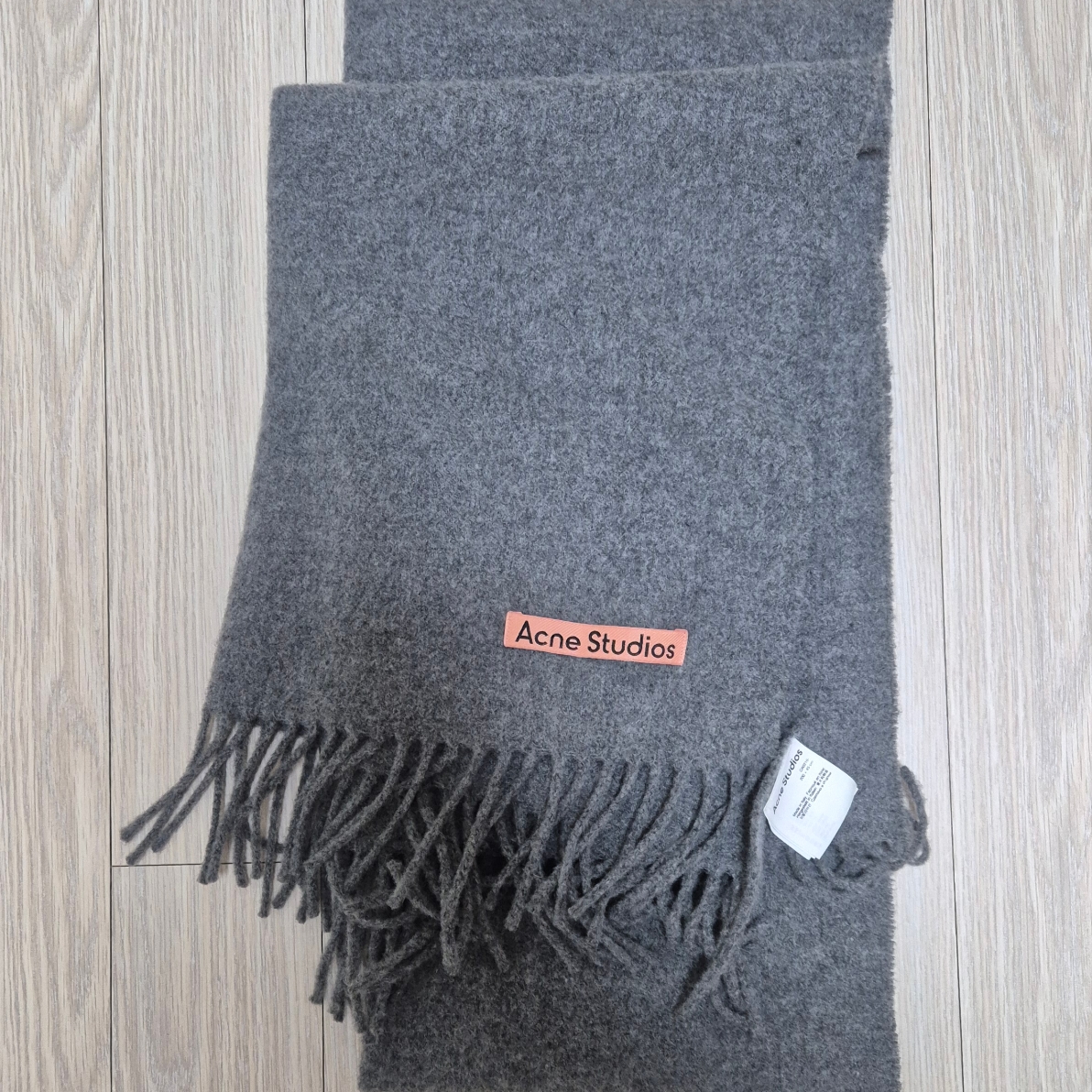 Acne Studios Narrow Wool Fringe Muffler Grey Melange 착용 스타일