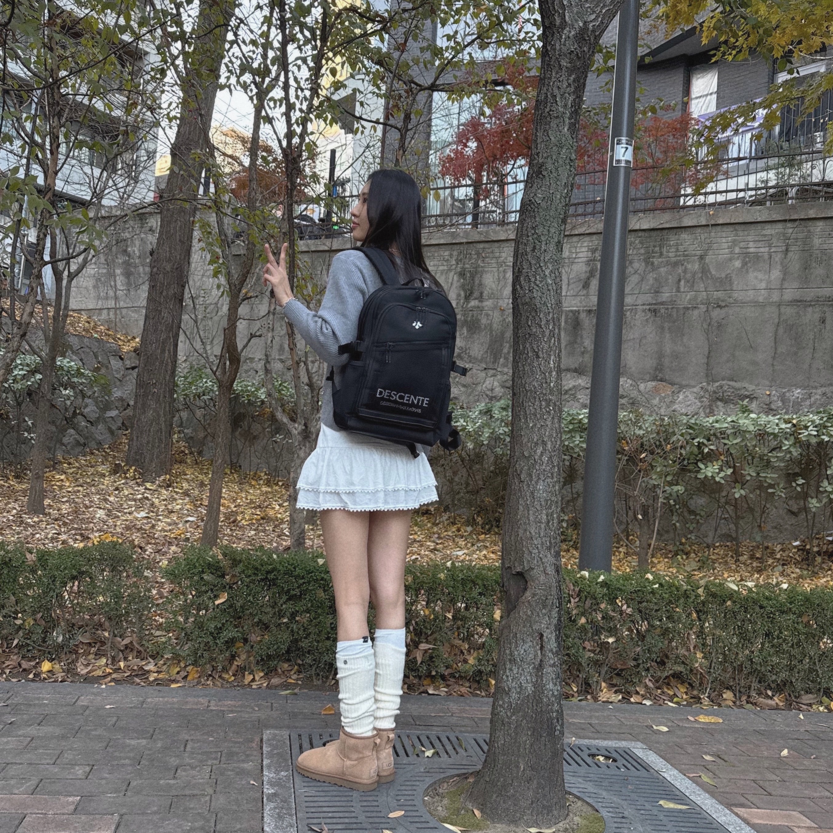 (W) UGG Classic Mini II Boots Chestnut, Samsung Galaxy Buds3 Silver 착용 스타일 - 4