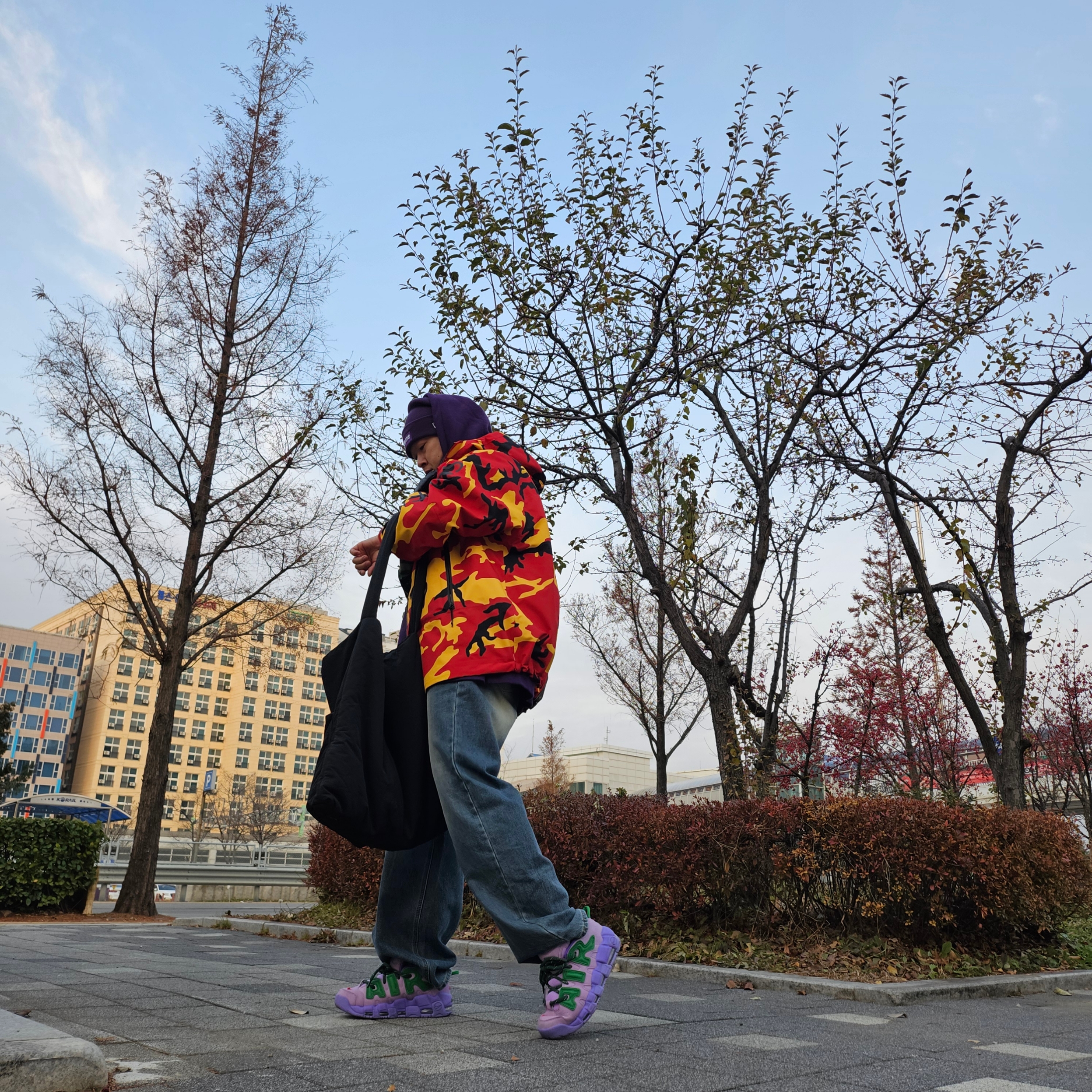 Supreme x The North Face Split Taped Seam Shell Jacket Camo - 24SS, Nike x Ambush Air More Uptempo Low Lilac and Apple Green 착용 스타일 - 1