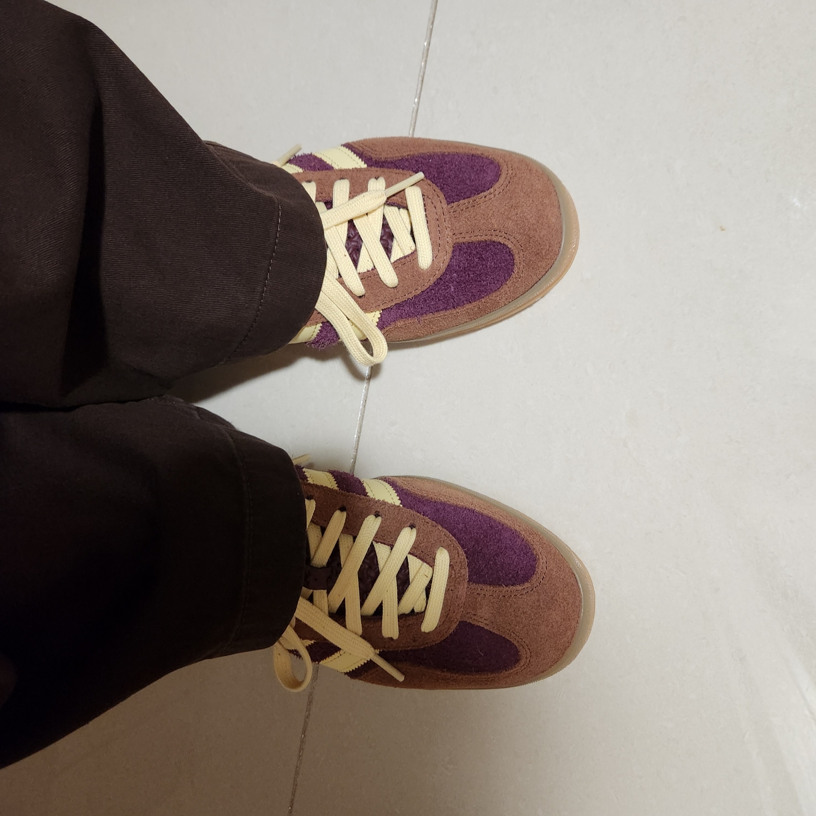 Adidas Gazelle Indoor Maroon Almost Yellow 착용 스타일 - 2