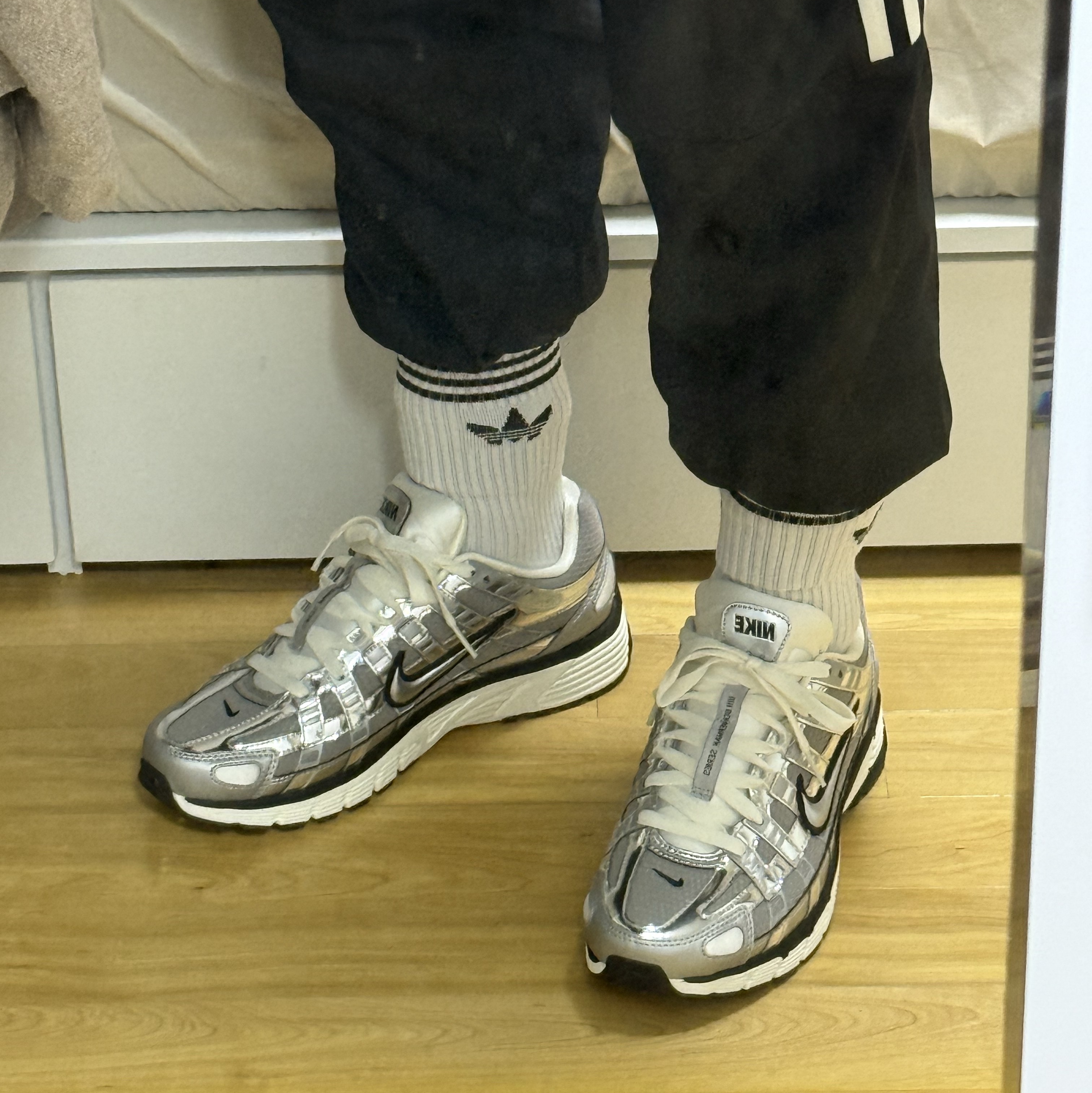 Nike P-6000 Metallic Silver 착용 스타일