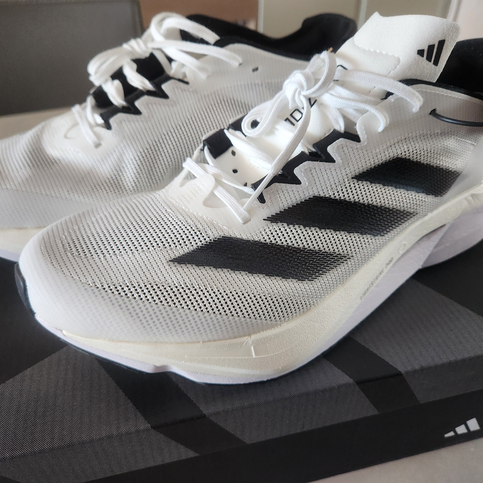 Adidas Adizero Boston 12 Cloud White Core Black Night Metallic 착용 스타일 - 1