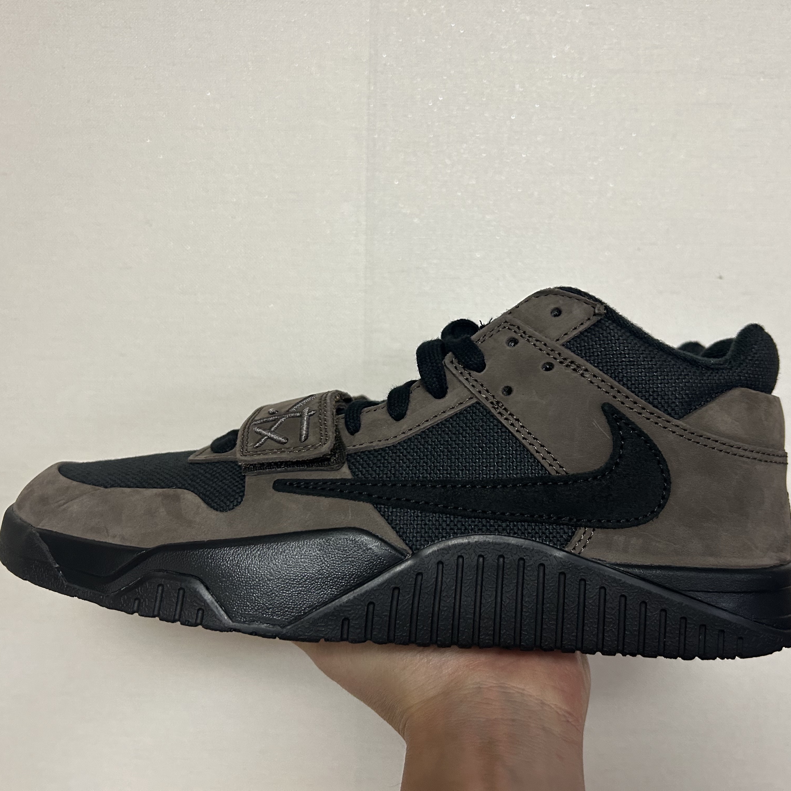 Jordan x Travis Scott Jumpman Jack TR Black and Dark Mocha 착용 스타일 - 1