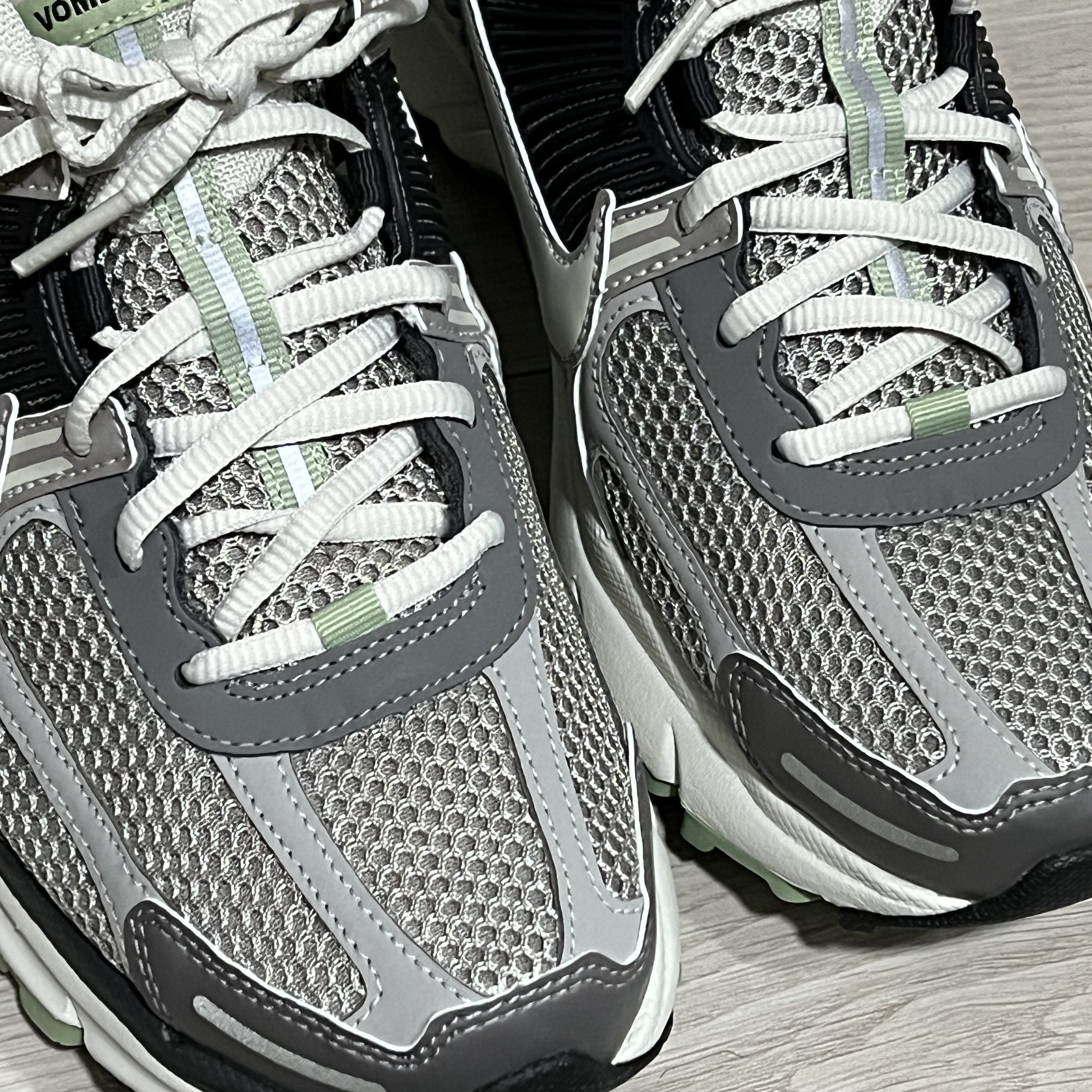 (W) Nike Zoom Vomero 5 Cobblestone and Flat Pewter 착용 스타일