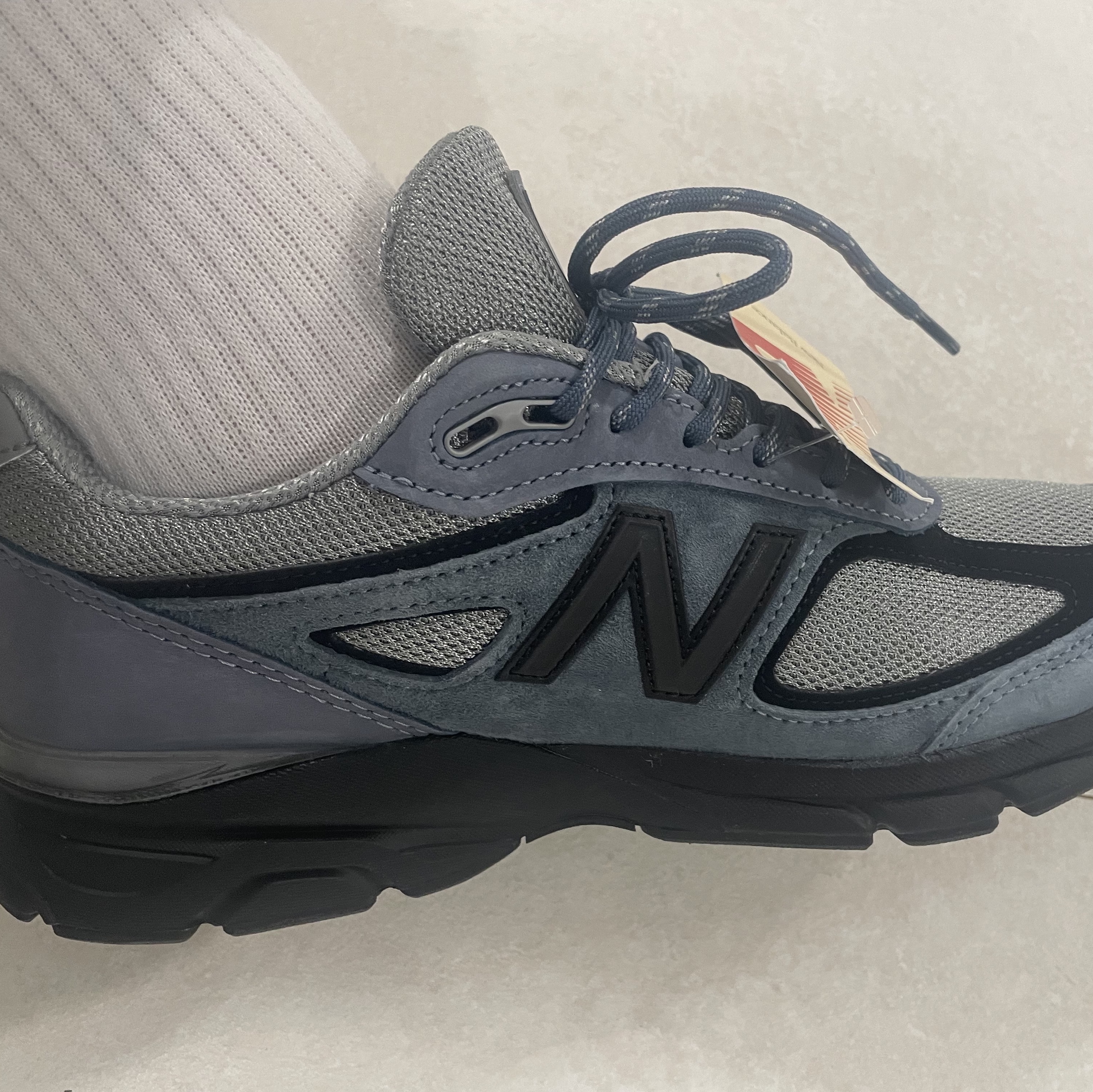 New Balance 990v4 Made in USA Arctic Grey 착용 스타일 - 3