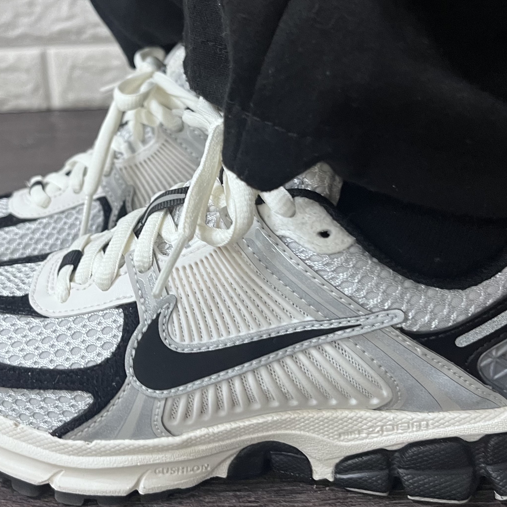 (W) Nike Zoom Vomero 5 Photon Dust Phantom 착용 스타일