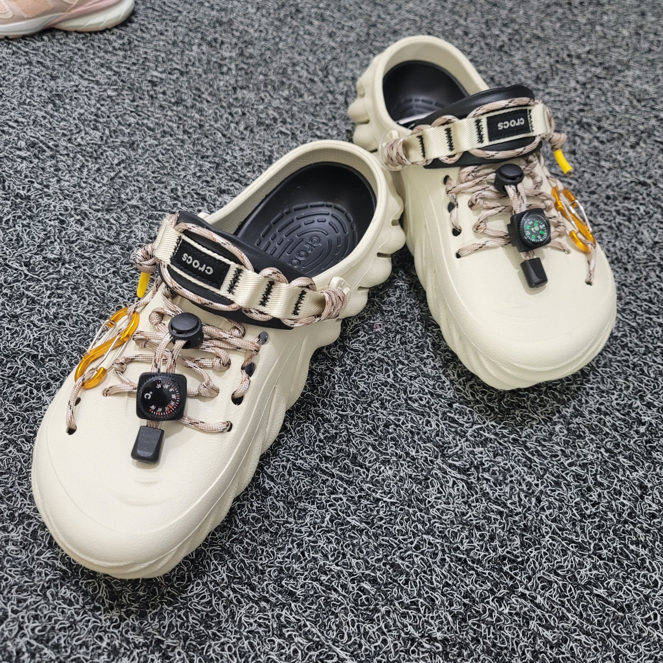 Crocs Echo Clog Bone Black 착용 스타일 - 1