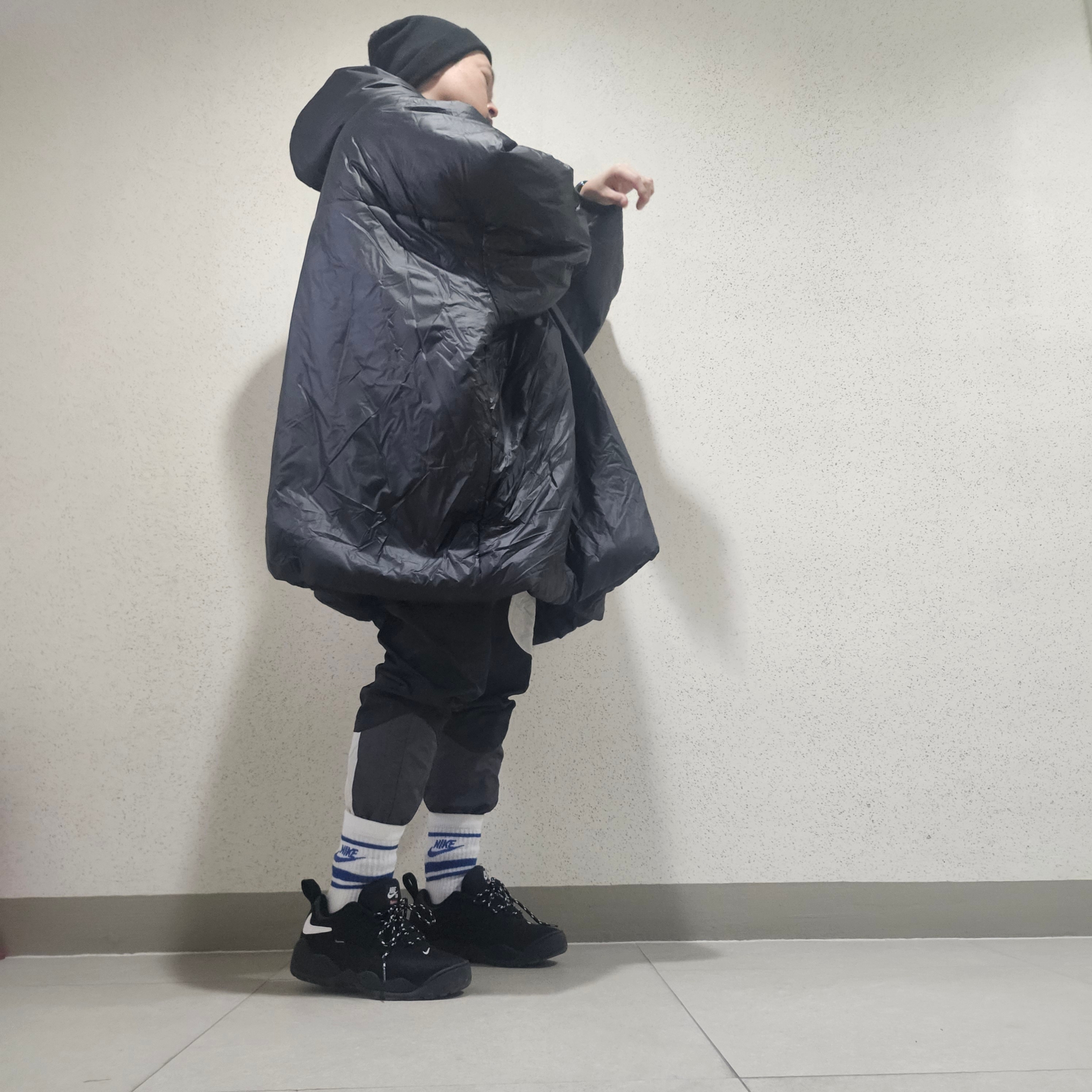 Yeezy Gap Engineered By Balenciaga T-Cut Puffer Parka Black, Nike x Supreme SB Darwin Low Black 착용 스타일 - 2