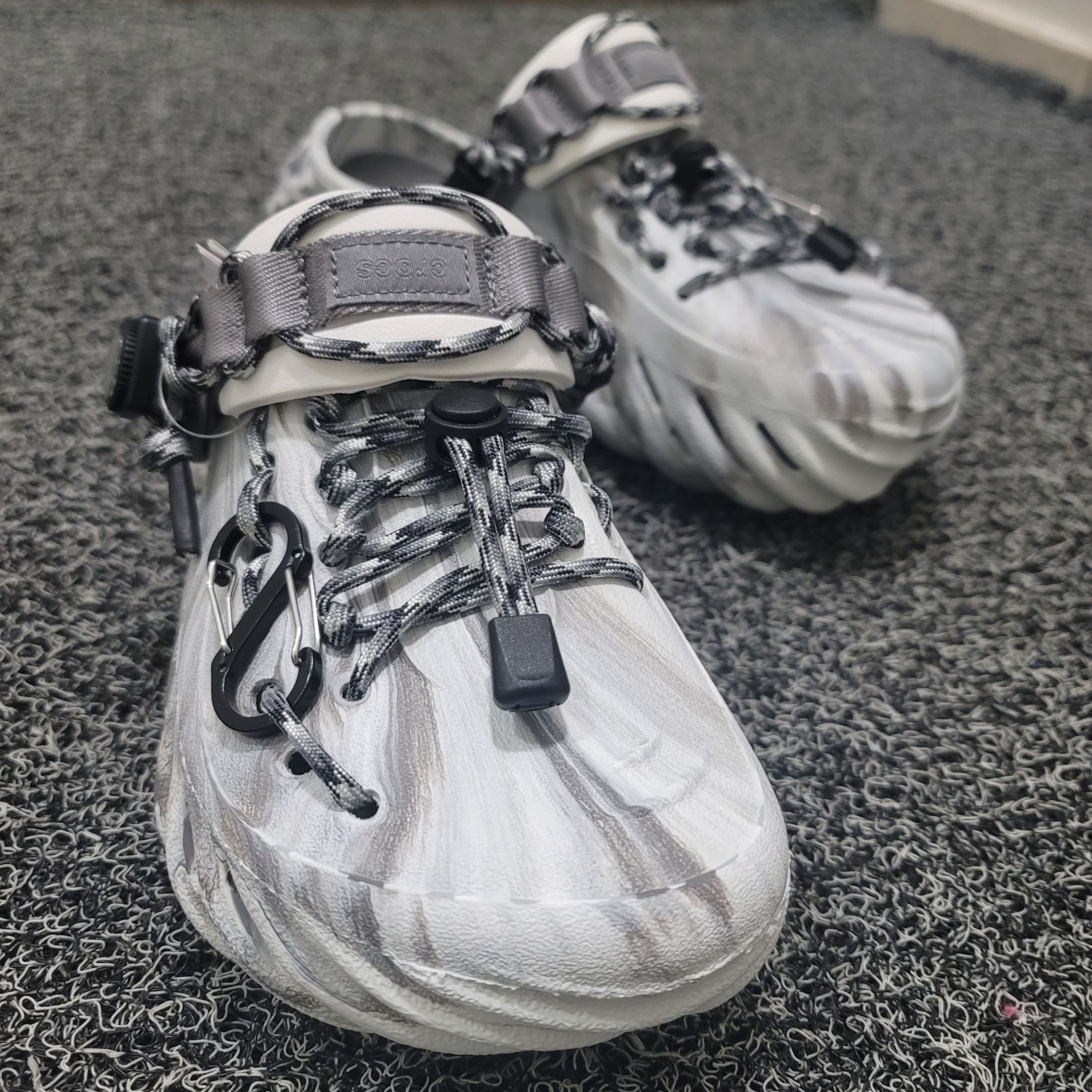 Crocs Echo Marbled Clog Moonlight Multi 착용 스타일