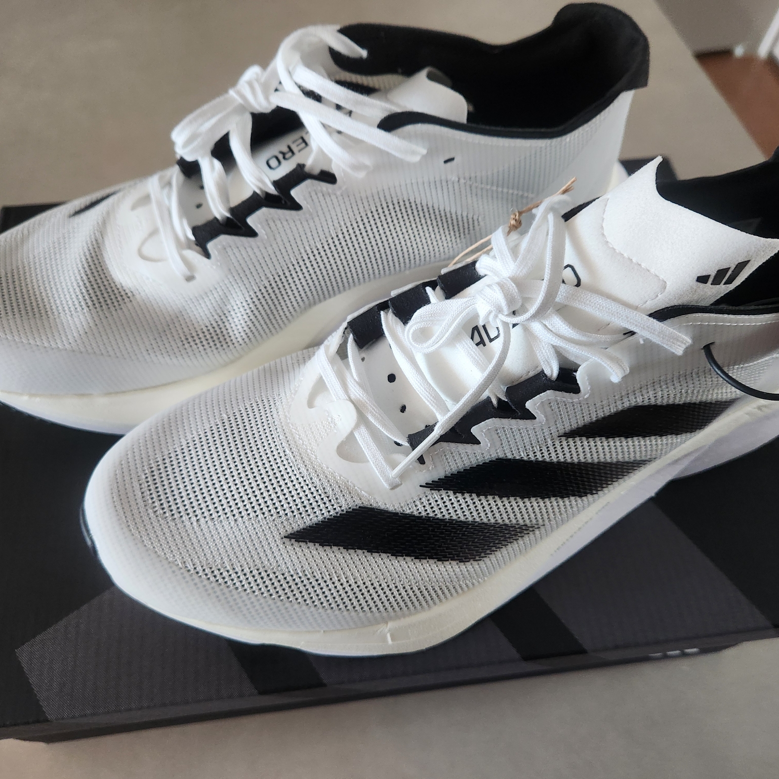 Adidas Adizero Boston 12 Cloud White Core Black Night Metallic 착용 스타일 - 2