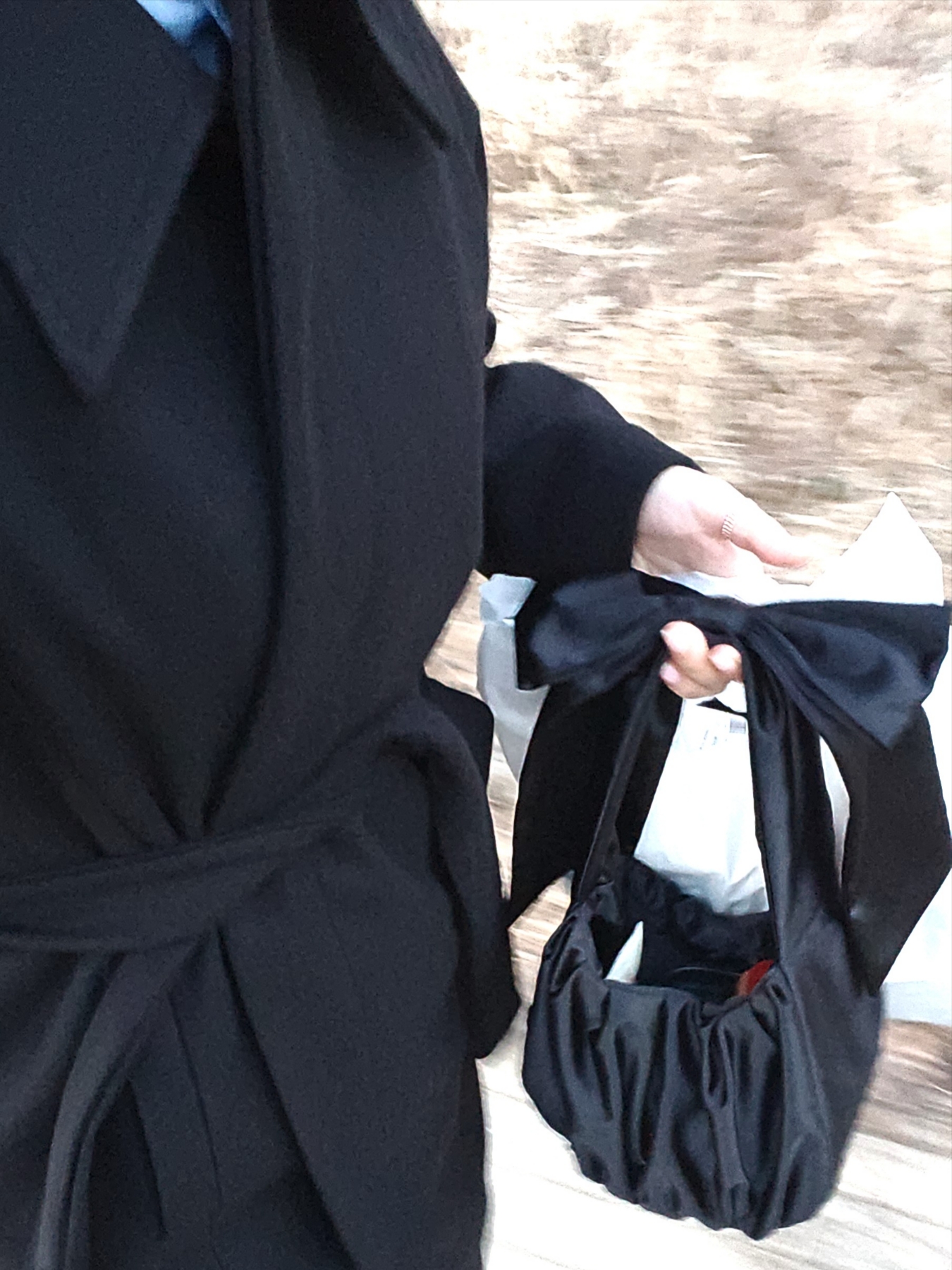 & Other Stories Satin Bow Bag Black 착용 스타일 - 2
