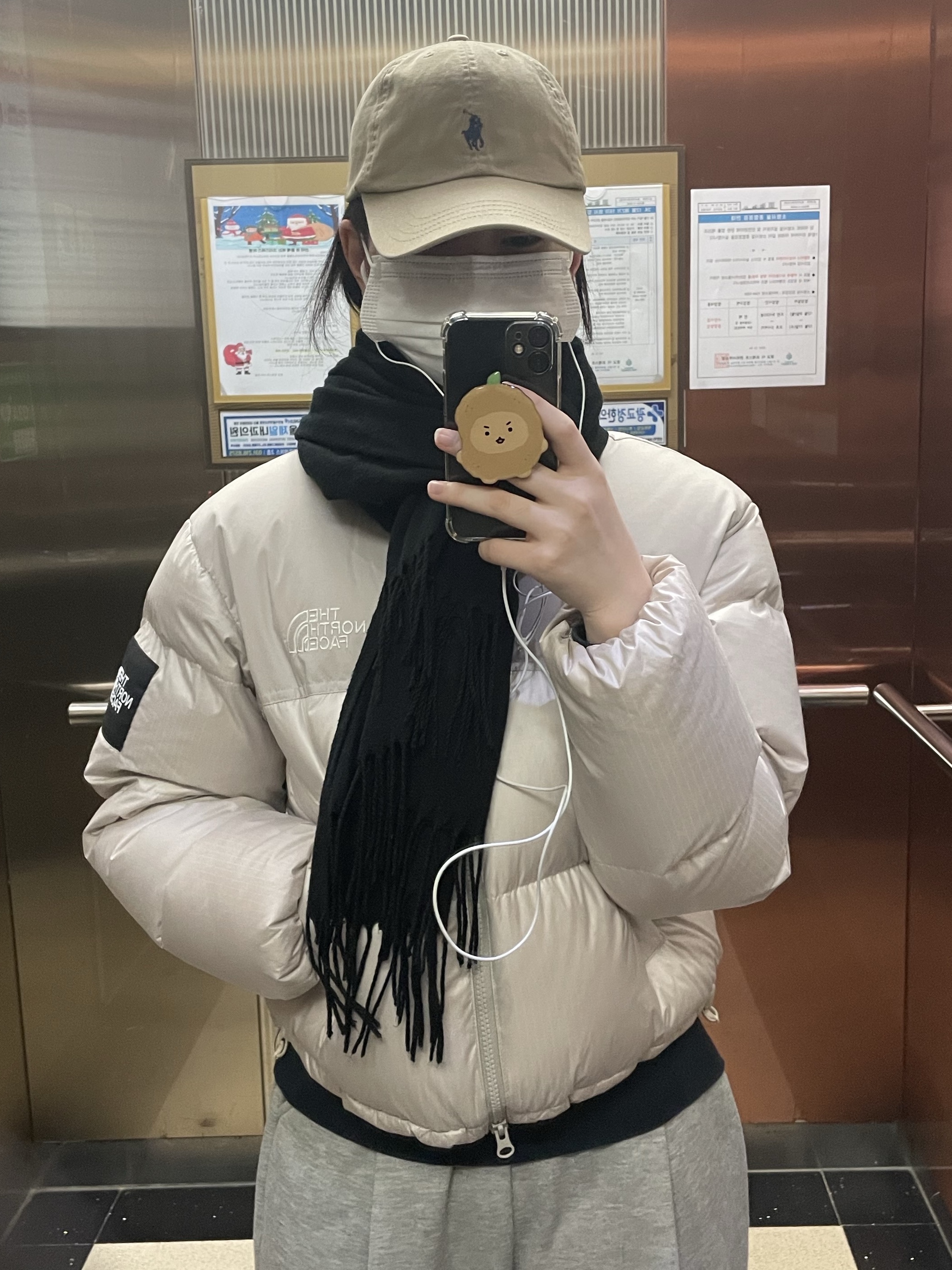 (W) The North Face White Label Novelty Nuptse Down Jacket Cream Beige 착용 스타일 - 1