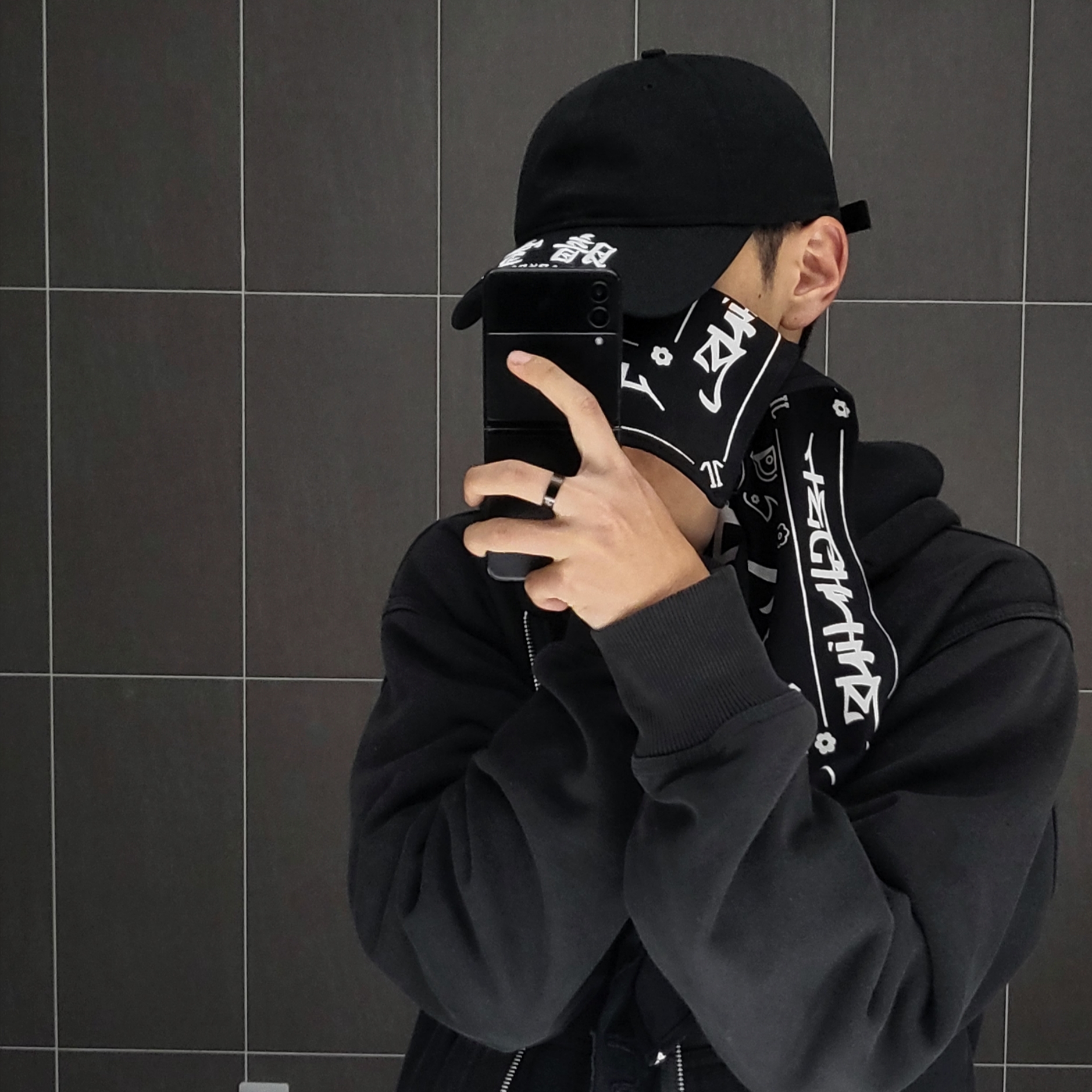 Stussy Basic Zip Hoodie Black, Darkr8m Studio x New Era Unstructured Ball Cap Black 착용 스타일 - 2