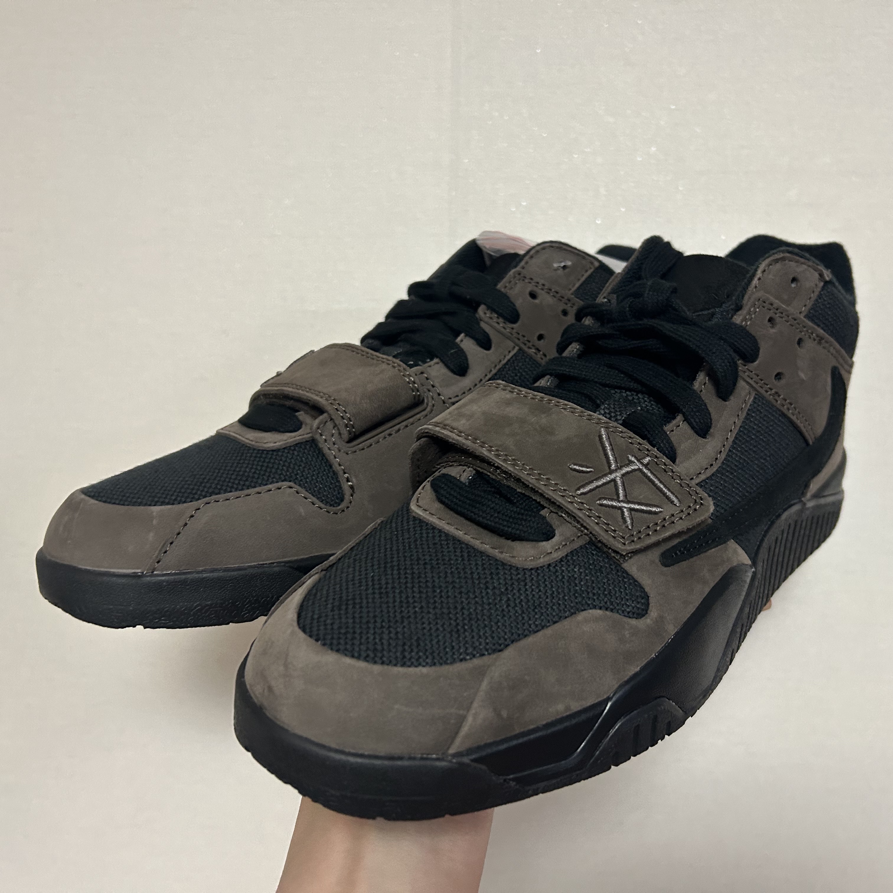 Jordan x Travis Scott Jumpman Jack TR Black and Dark Mocha 착용 스타일 - 2