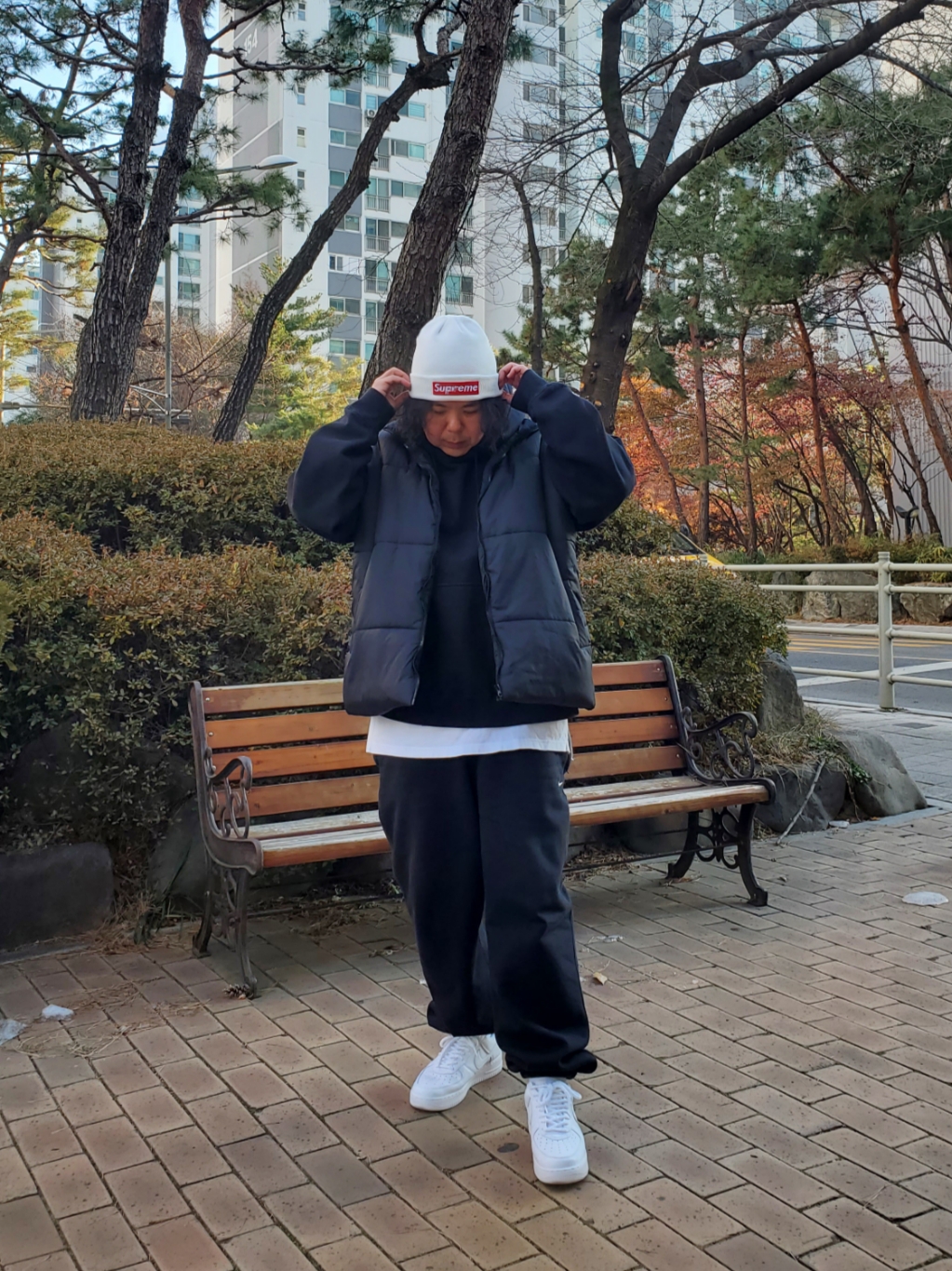 Nike Air Force 1 Low Retro Color of the Month White, (W) Nike NRG Solo Swoosh Fleece Pants Black White - US/EU 착용 스타일 - 3