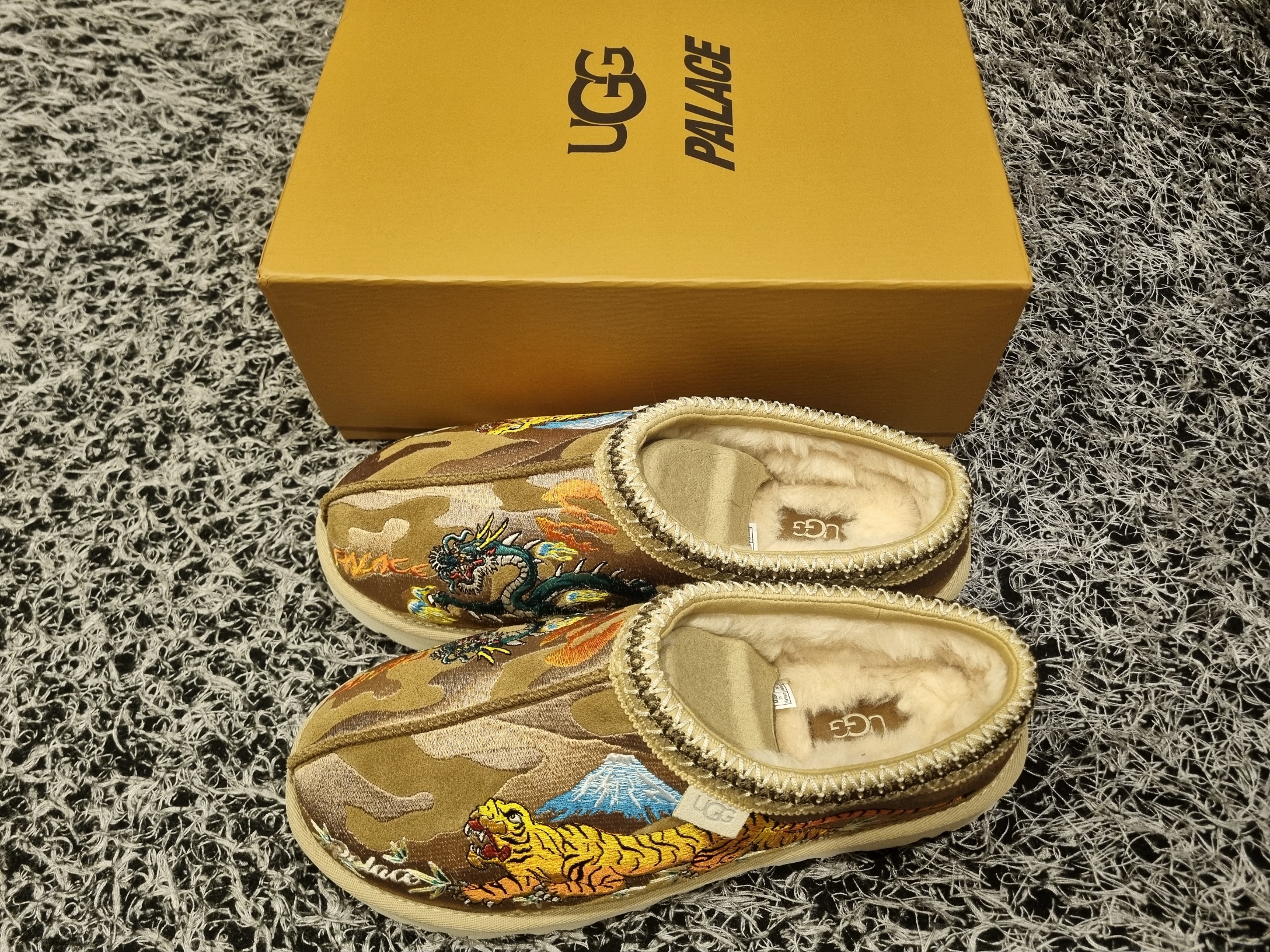 UGG x Palace Tasman Slipper Chestnut Camo 착용 스타일 - 8
