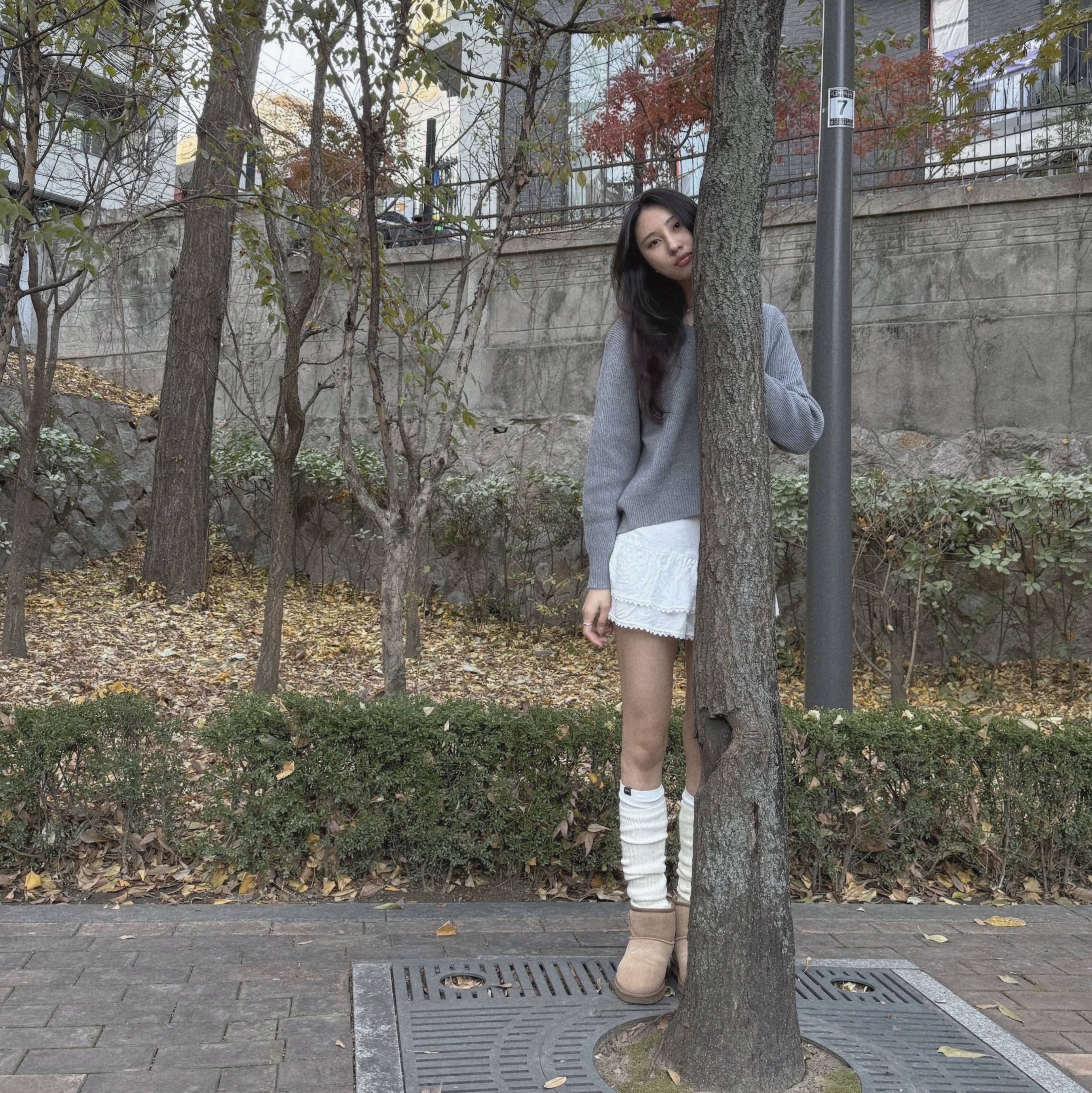 (W) UGG Classic Mini II Boots Chestnut, Samsung Galaxy Buds3 Silver 착용 스타일 - 2