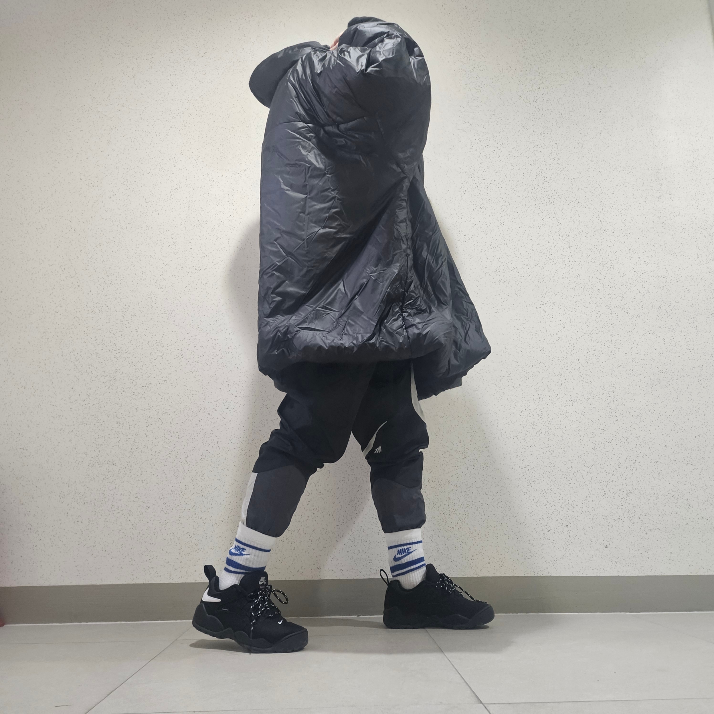 Yeezy Gap Engineered By Balenciaga T-Cut Puffer Parka Black, Nike x Supreme SB Darwin Low Black 착용 스타일 - 1