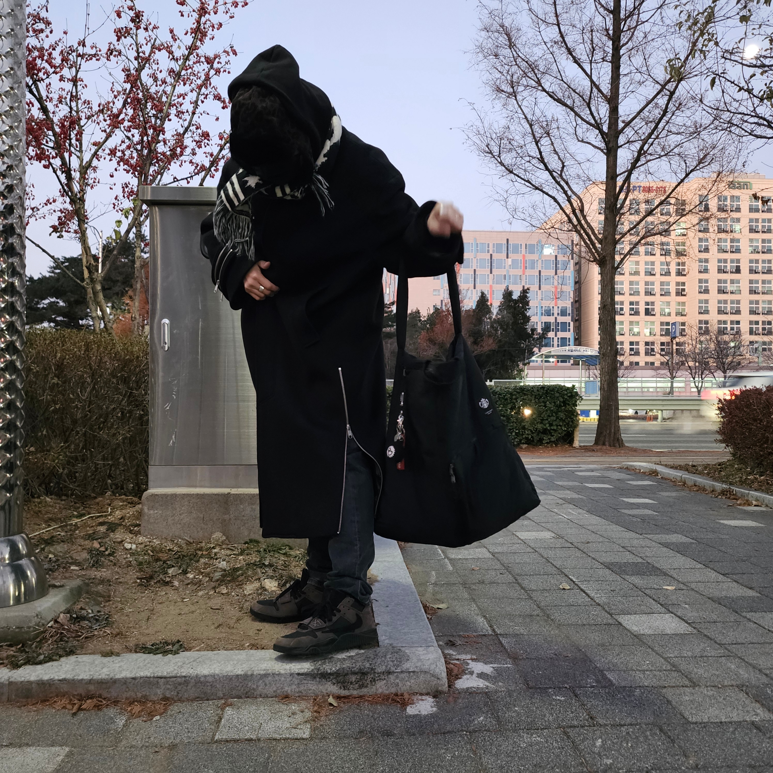 Jordan x Travis Scott Jumpman Jack TR Black and Dark Mocha, Undermycar x Starbucks Overmybag Black 착용 스타일 - 2