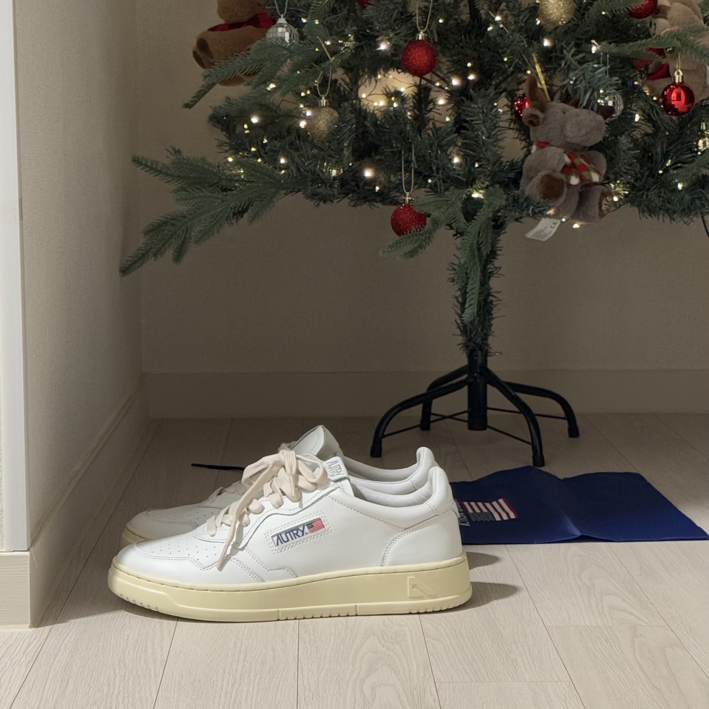 Autry Medalist Low Leather Sneakers White 착용 스타일