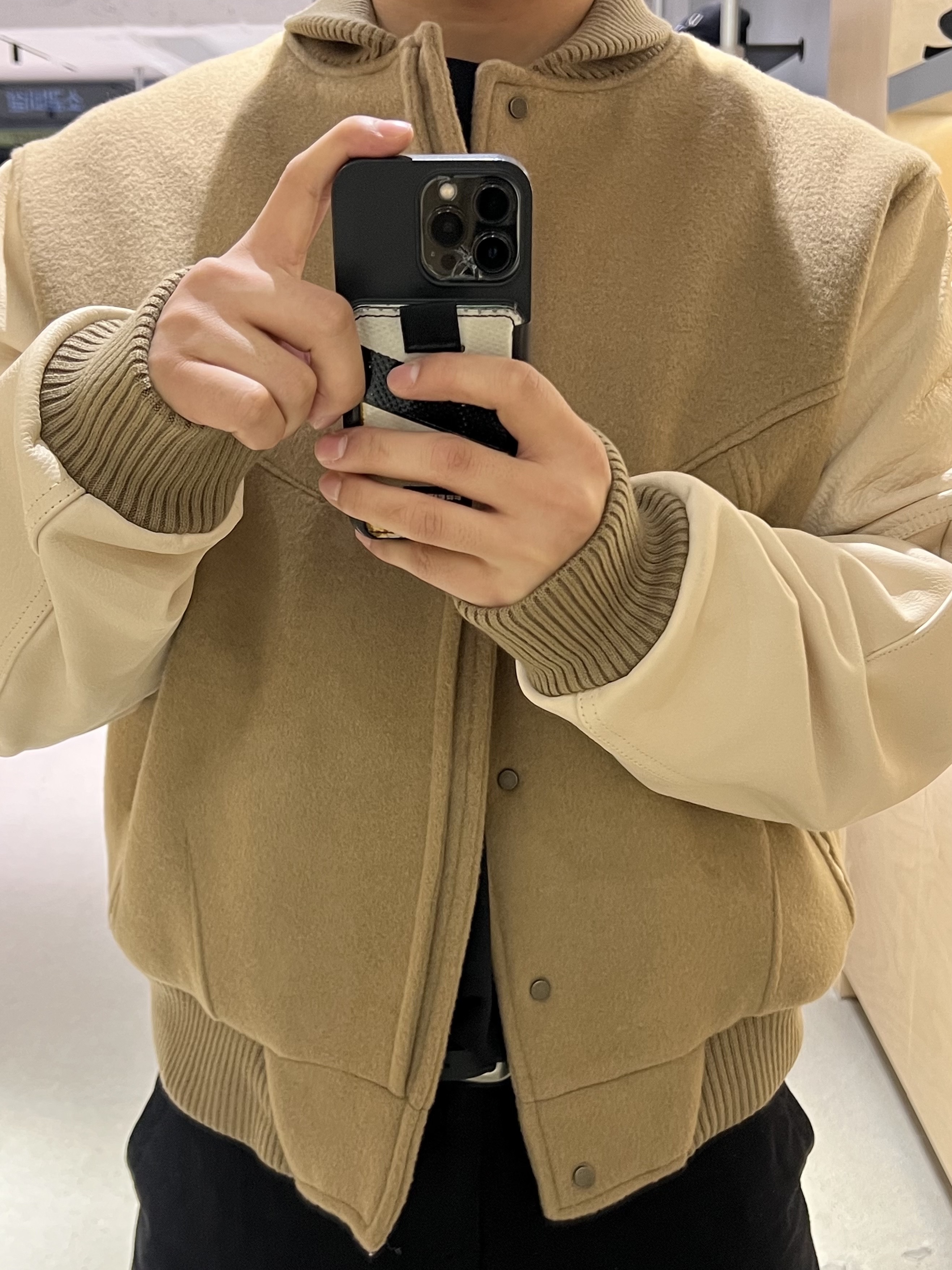 Pottery Oversized Varsity Jacket Gray, Clarks Wallabee Maple Suede 착용 스타일 - 1