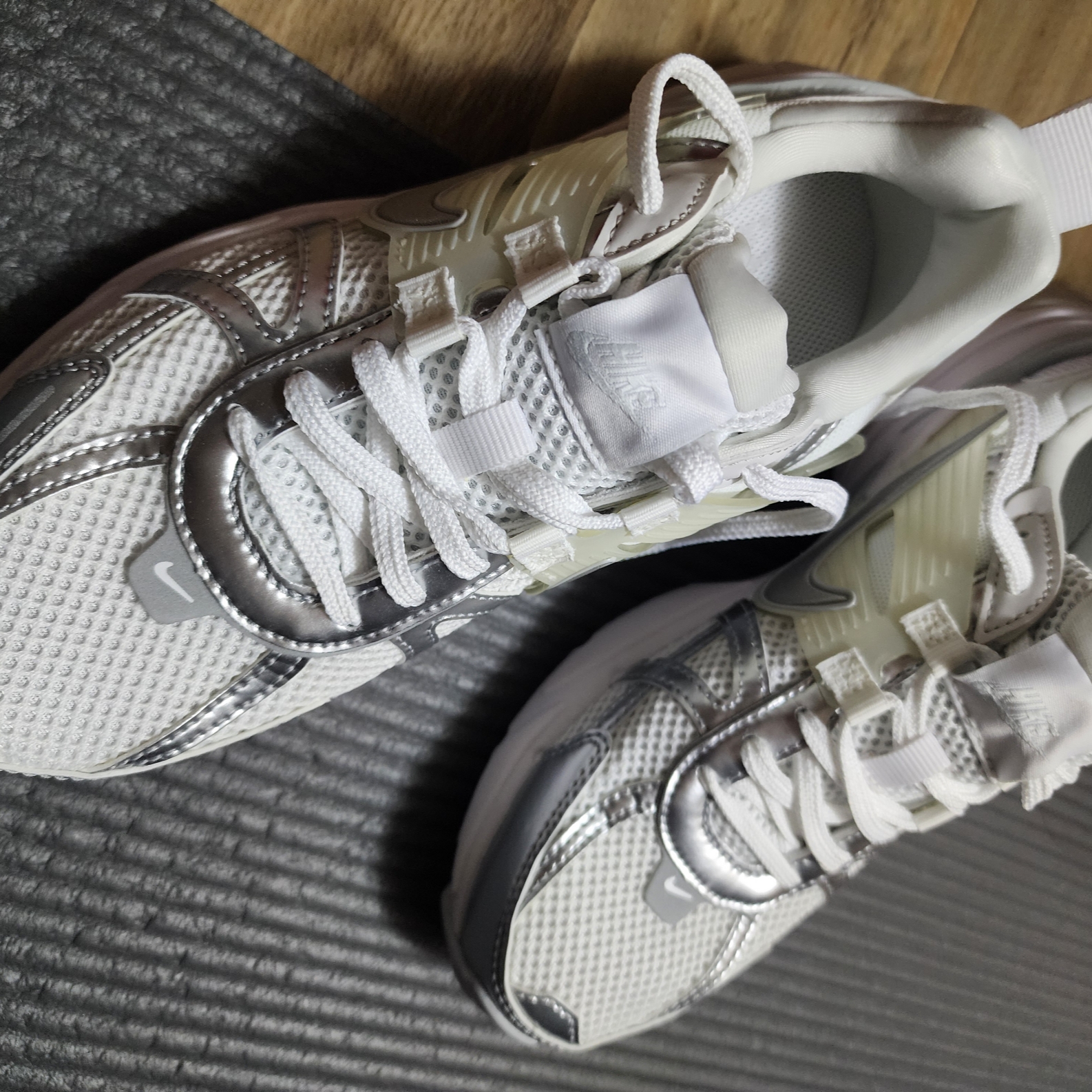Nike V2K Run Metallic Silver White 착용 스타일 - 1