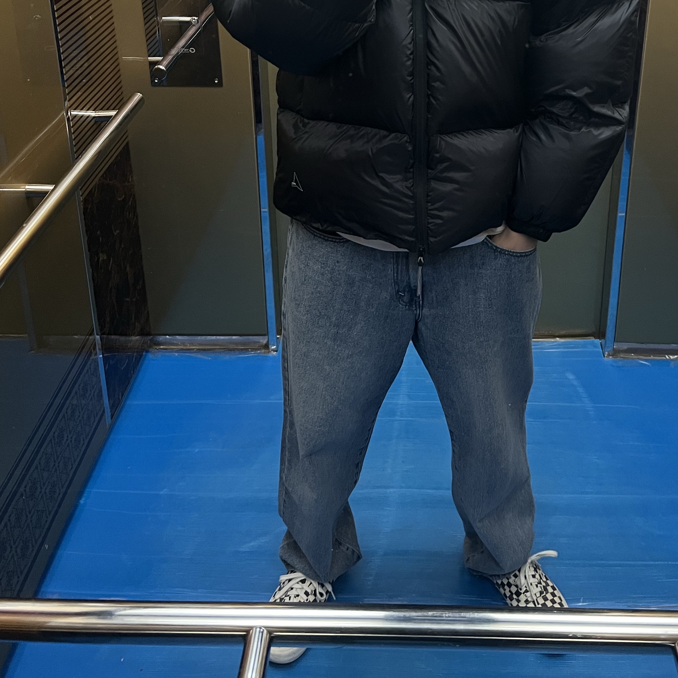 Roa Hiking Heavy Down Jacket Black, Khakis Croft Regular Jeans Light Blue 착용 스타일