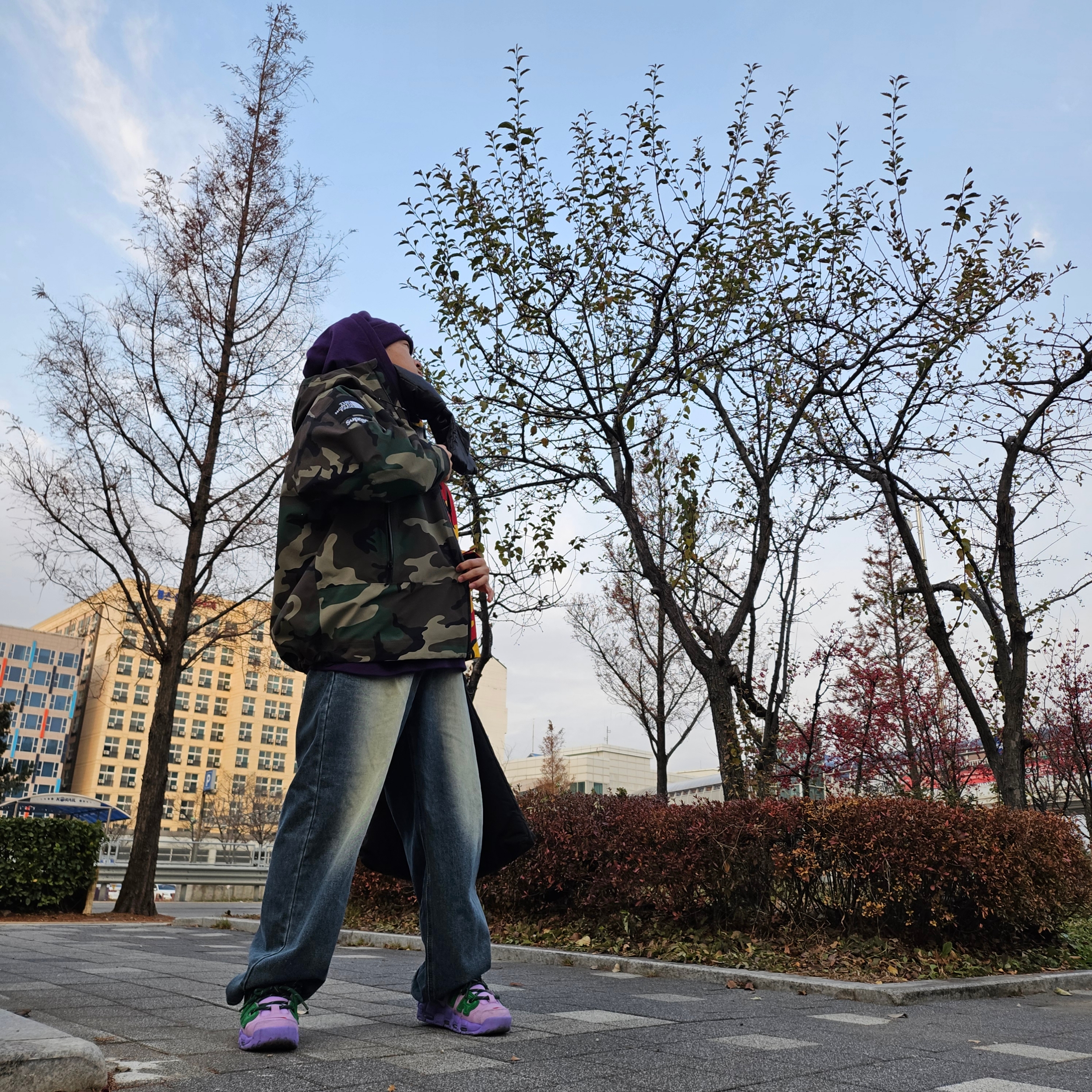 Supreme x The North Face Split Taped Seam Shell Jacket Camo - 24SS, Nike x Ambush Air More Uptempo Low Lilac and Apple Green 착용 스타일 - 2