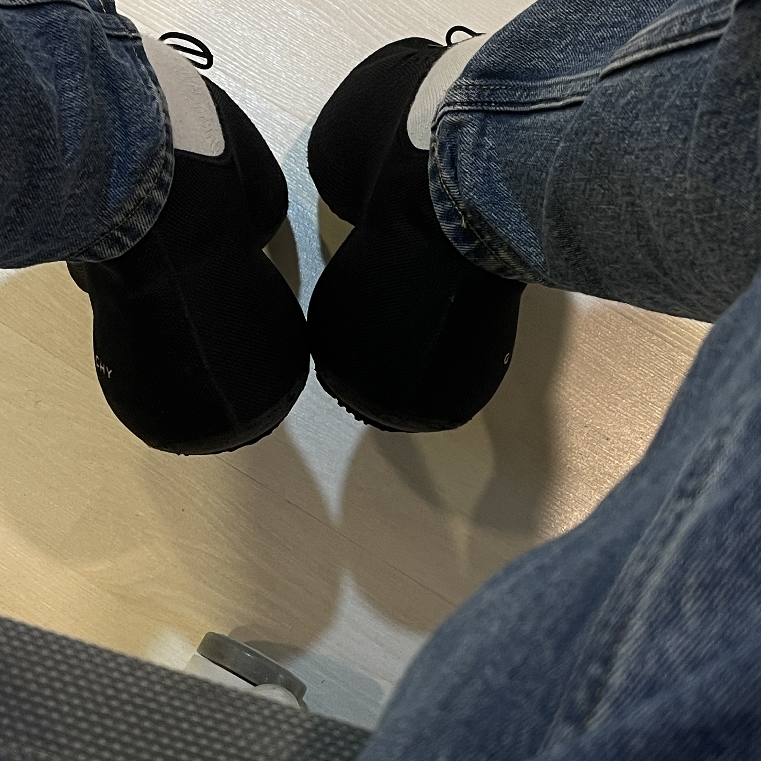 Givenchy TK-360 Knit Sneakers Black 착용 스타일 - 4