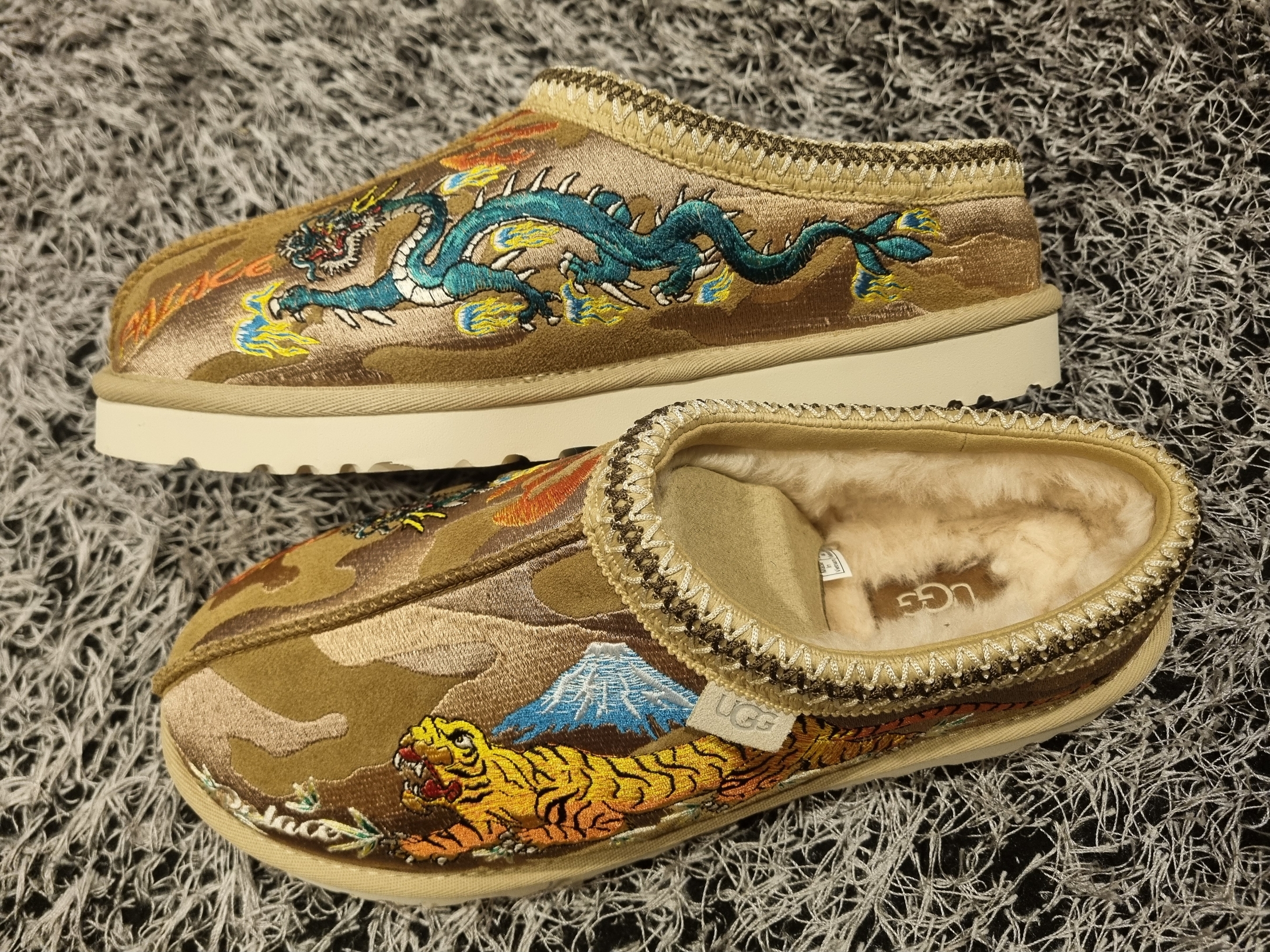 UGG x Palace Tasman Slipper Chestnut Camo 착용 스타일 - 2