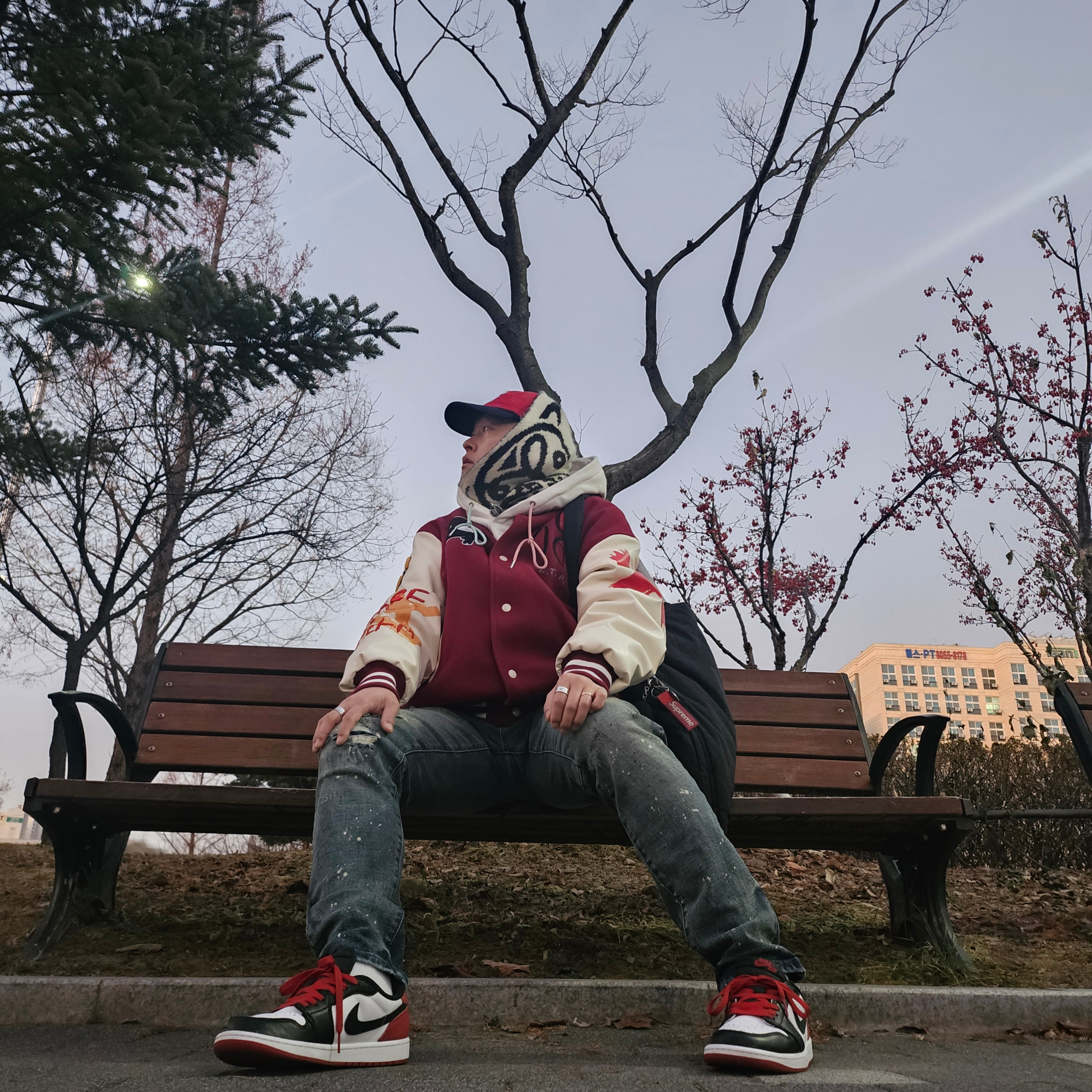 Supreme 2-Tone S Logo 6-Panel Red - 24SS, Jordan 1 Retro Low OG Black Toe 착용 스타일 - 3