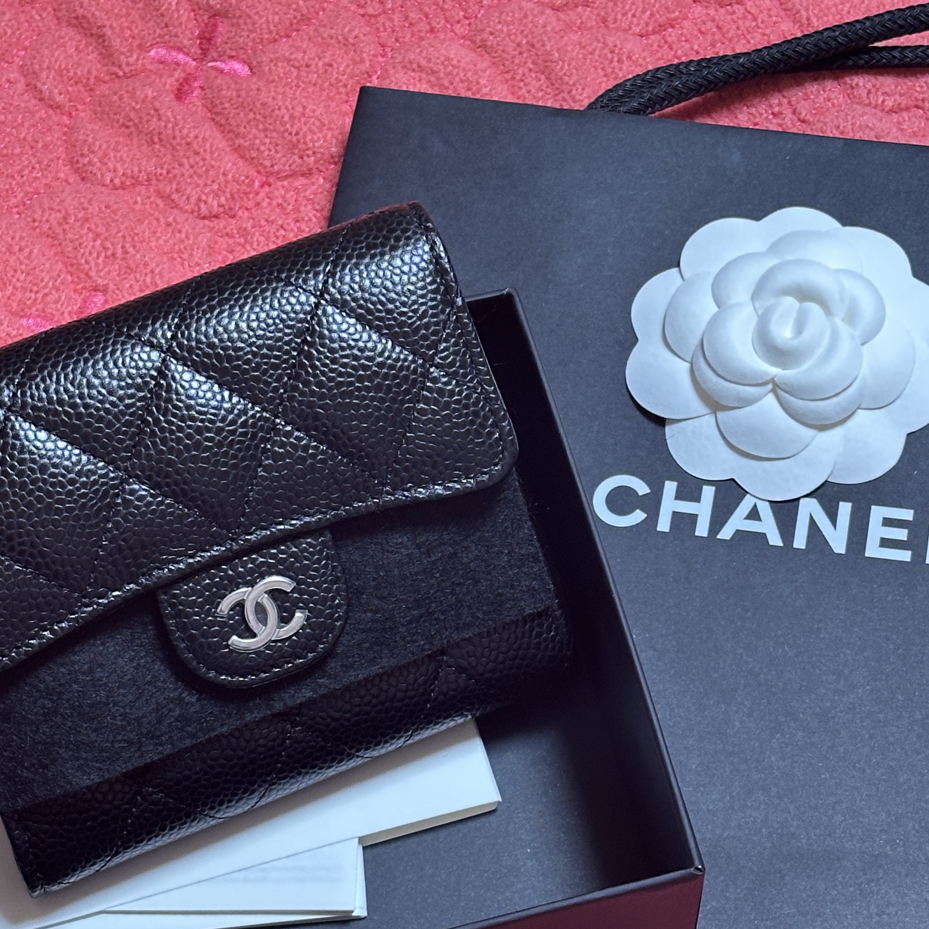 Chanel Small Classic Flap Wallet Grained Calfskin & Silver Black 착용 스타일