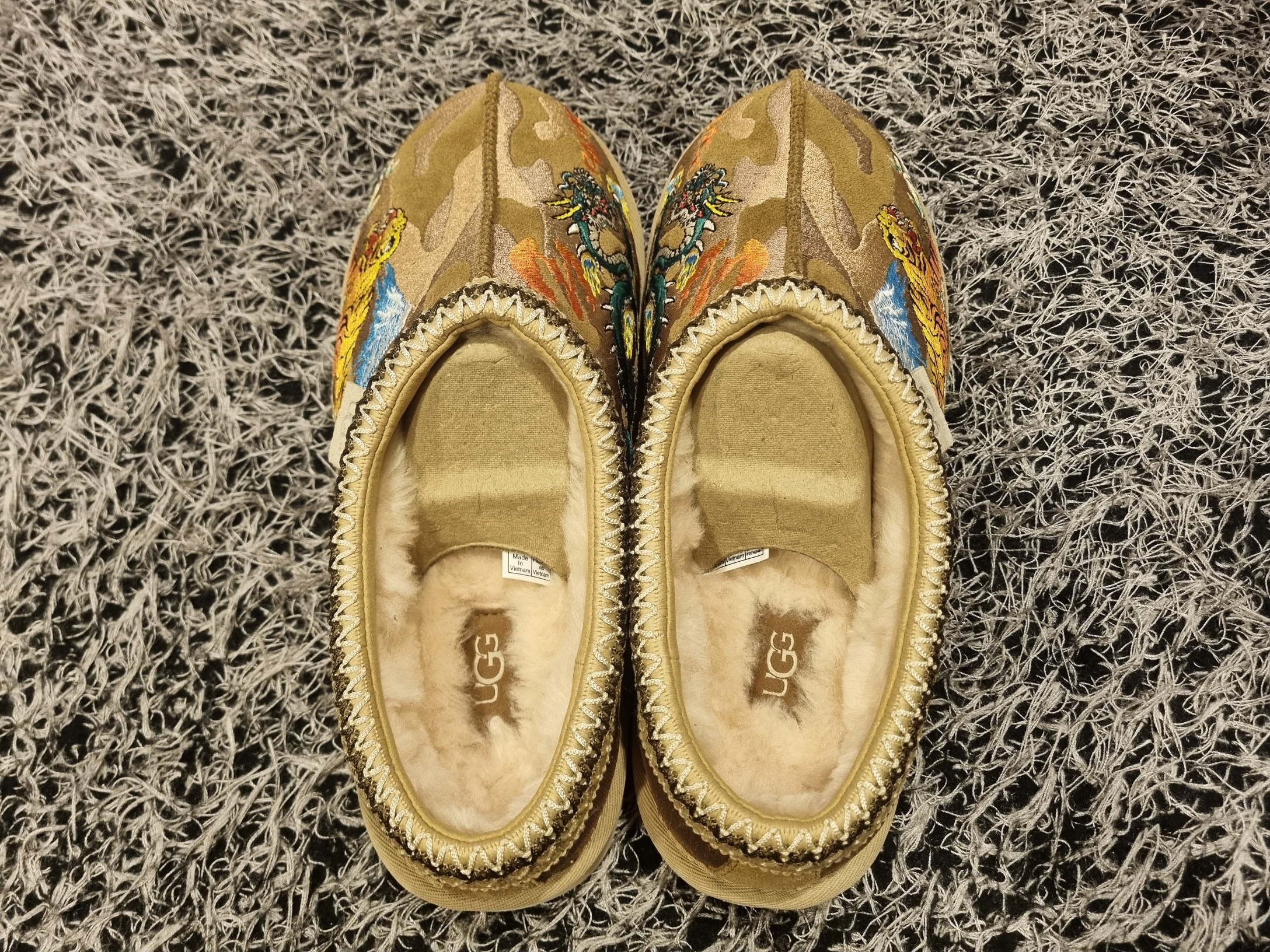 UGG x Palace Tasman Slipper Chestnut Camo 착용 스타일 - 6