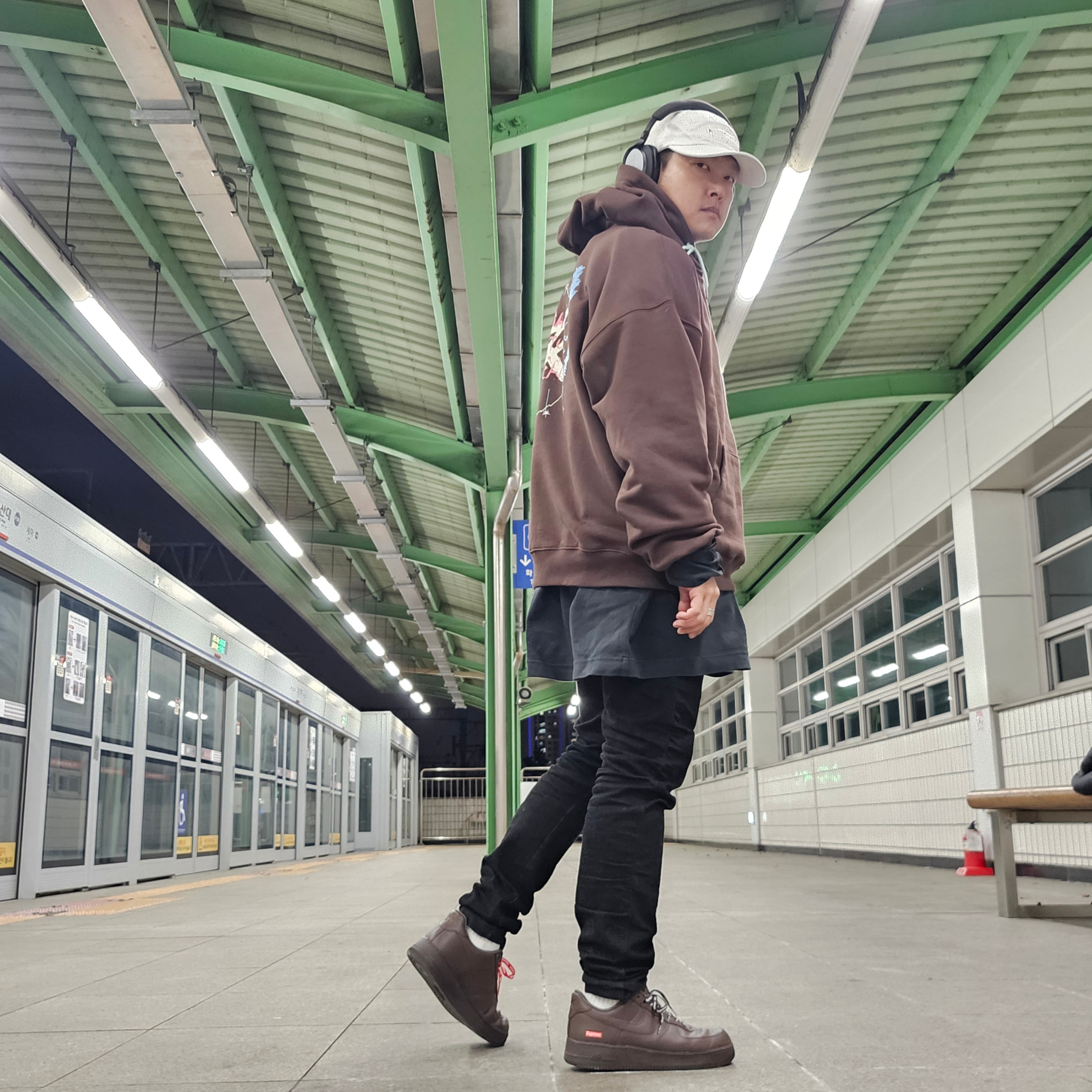 Nike x Supreme Air Force 1 Low Baroque Brown, Supreme x MM6 Maison Margiela Painted Camp Cap White - 24SS 착용 스타일 - 3