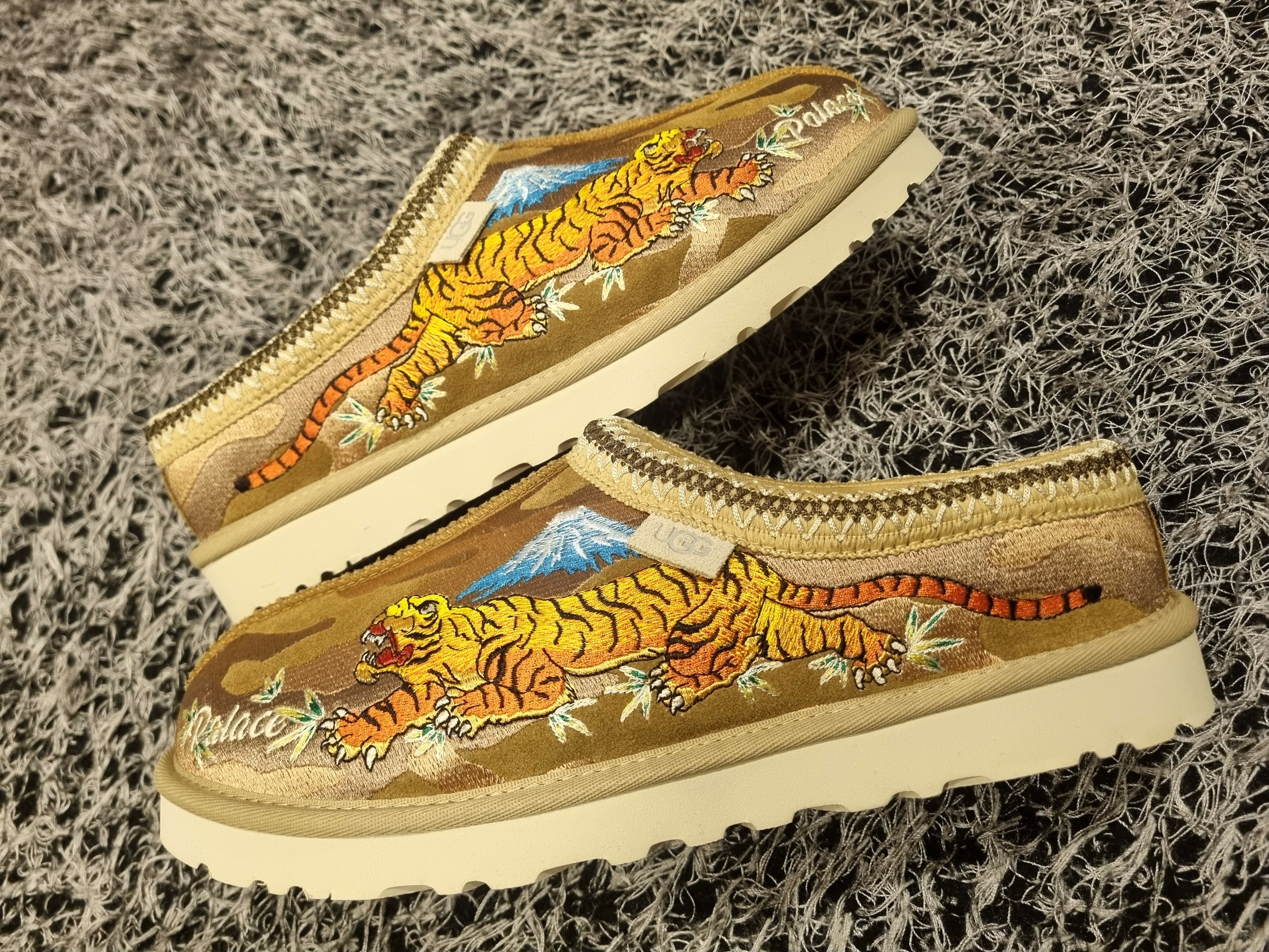 UGG x Palace Tasman Slipper Chestnut Camo 착용 스타일 - 3