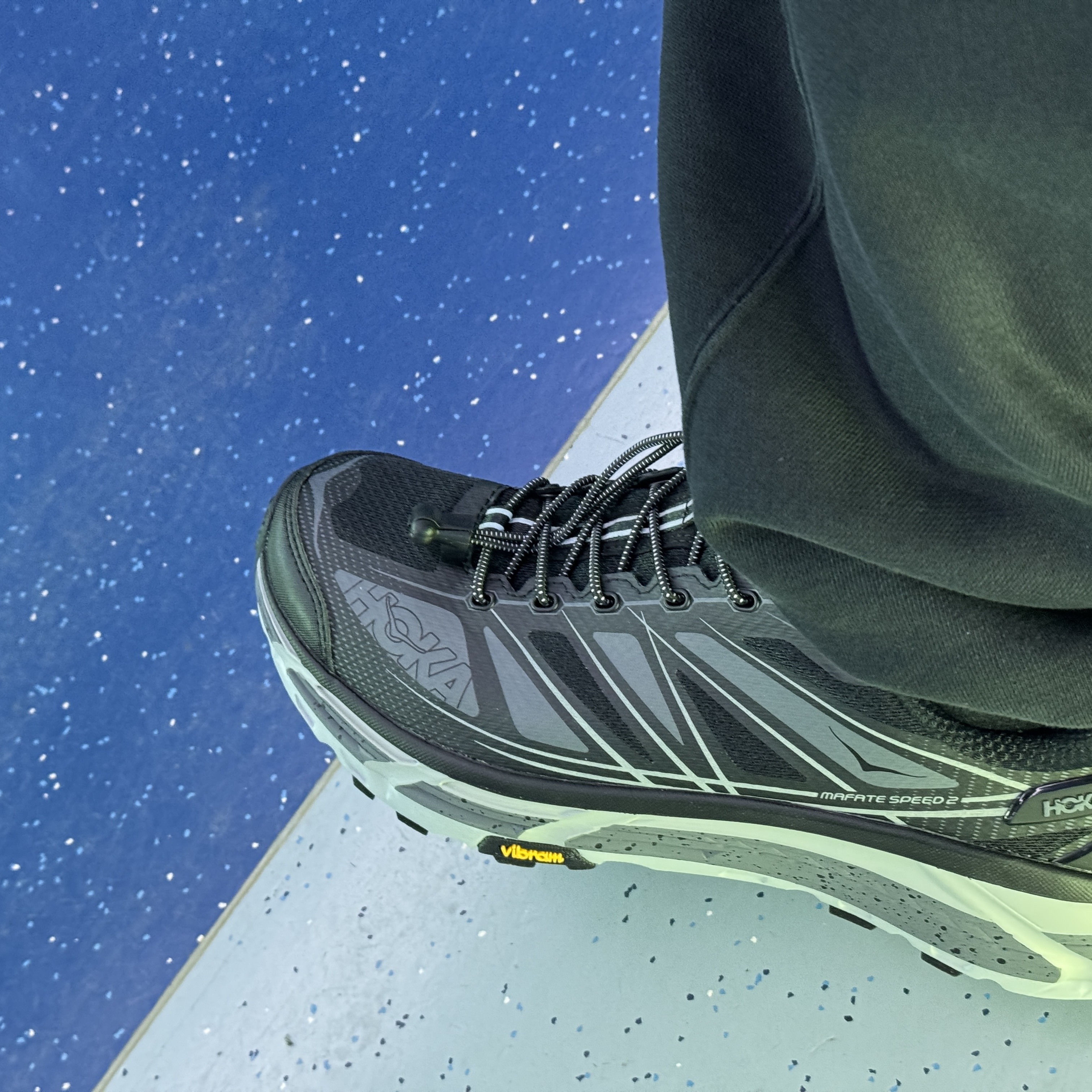 Hoka Mafate Speed 2 Black Castlerock 착용 스타일 - 1