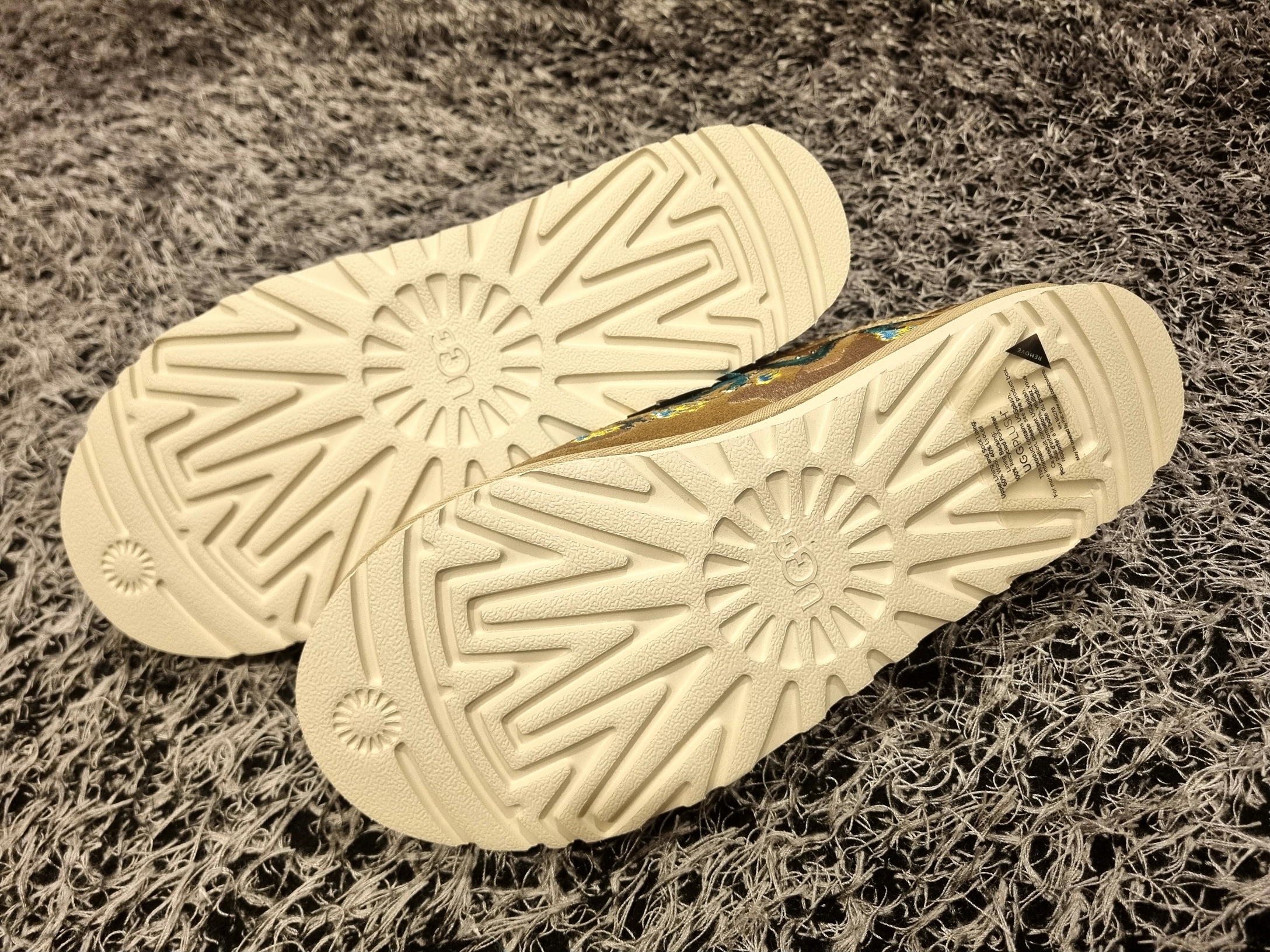 UGG x Palace Tasman Slipper Chestnut Camo 착용 스타일 - 7