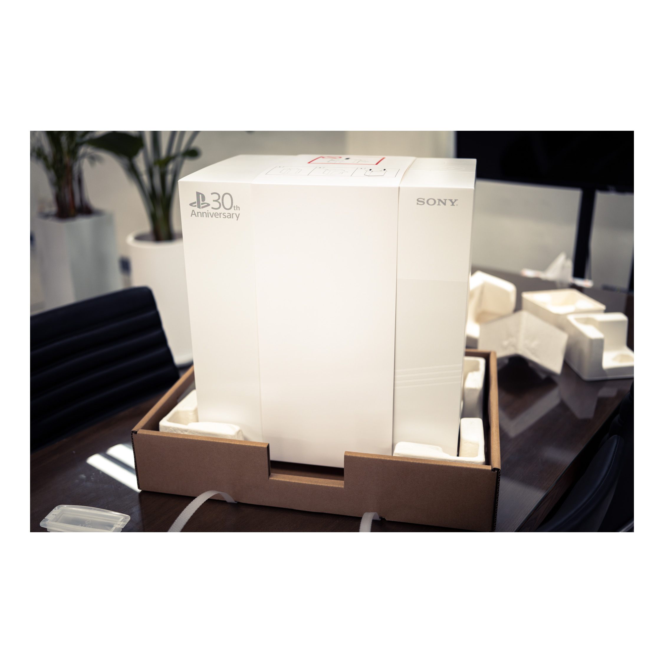 Playstation 5 Pro 30th Anniversary Limited Edition Bundle (SIEK 220V) 착용 스타일 - 3