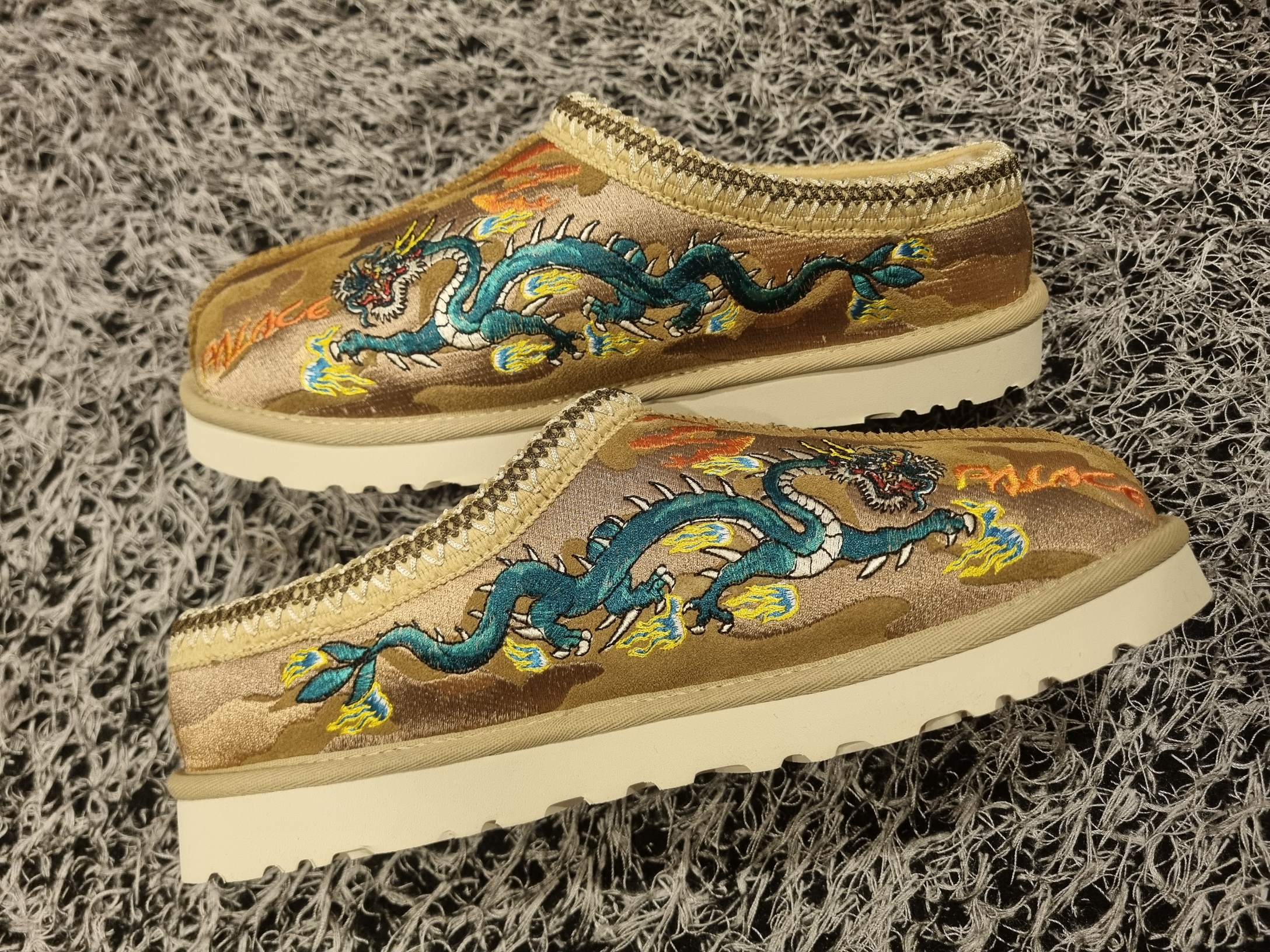 UGG x Palace Tasman Slipper Chestnut Camo 착용 스타일 - 4