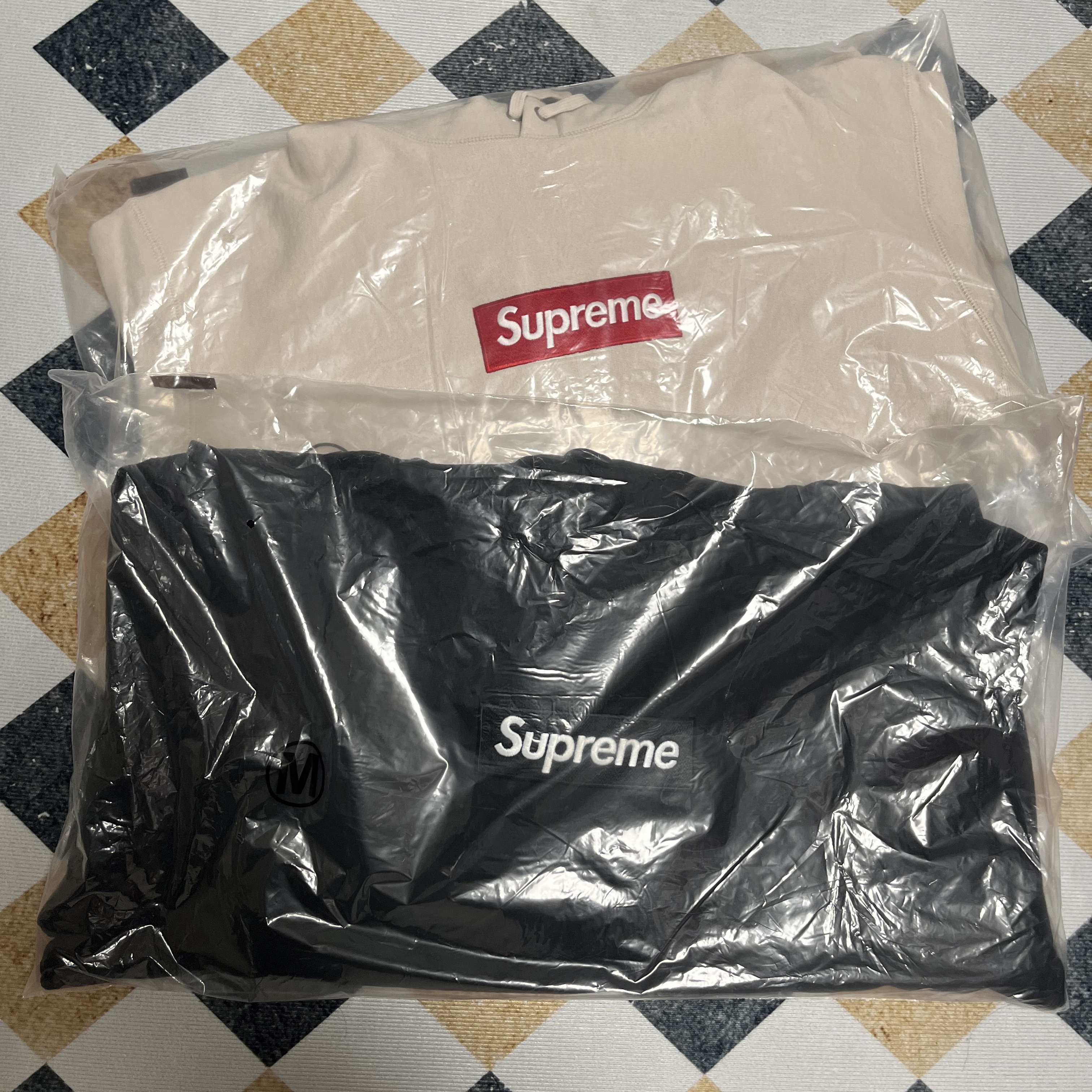 Supreme Box Logo Hooded Sweatshirt Stone - 24FW, Supreme Box Logo Hooded Sweatshirt Black - 24FW 착용 스타일