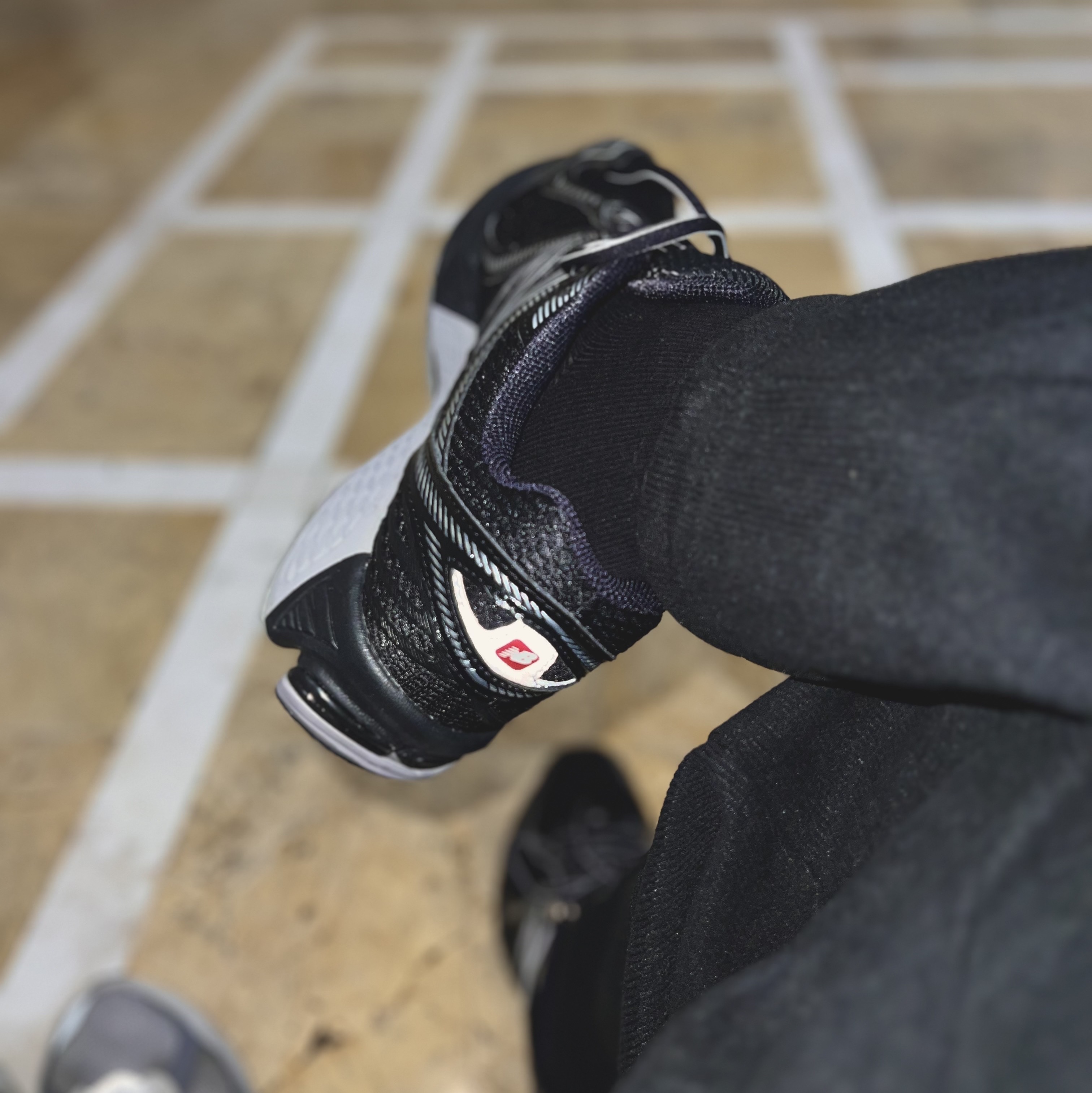 New Balance 860v2 Black Grey 착용 스타일 - 5