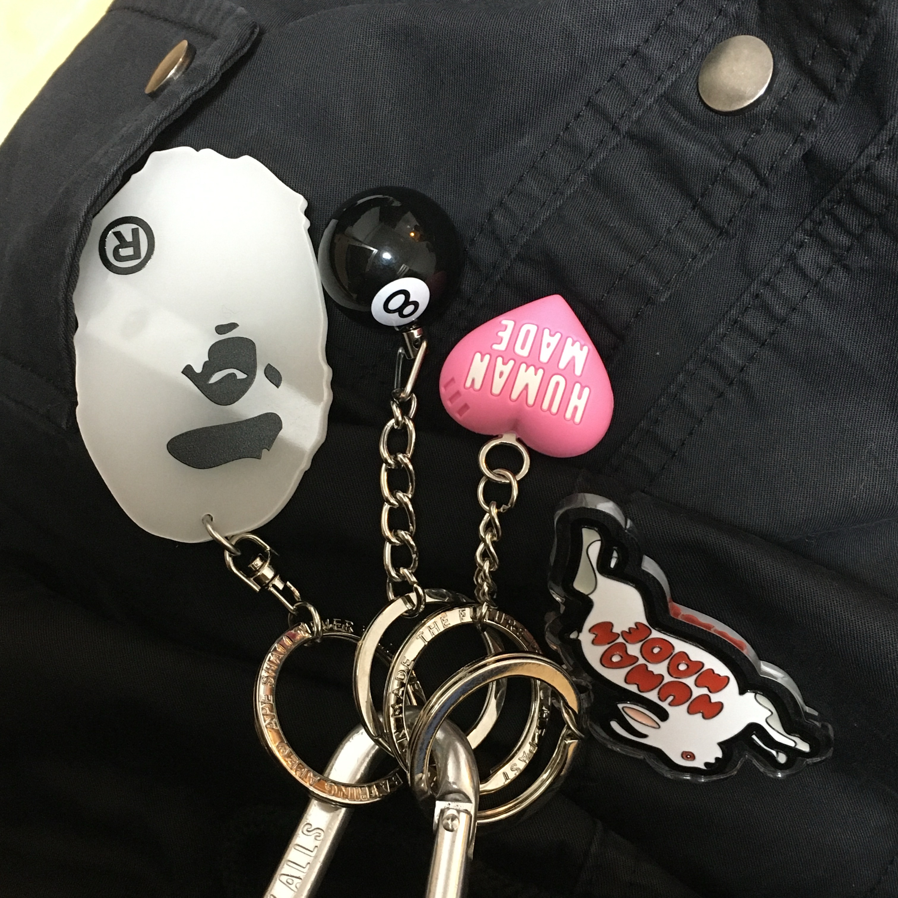 BAPE Glow In The Dark Ape Head Keychain White Green, Human Made Heart Rubber Key Chain Pink 착용 스타일 - 2
