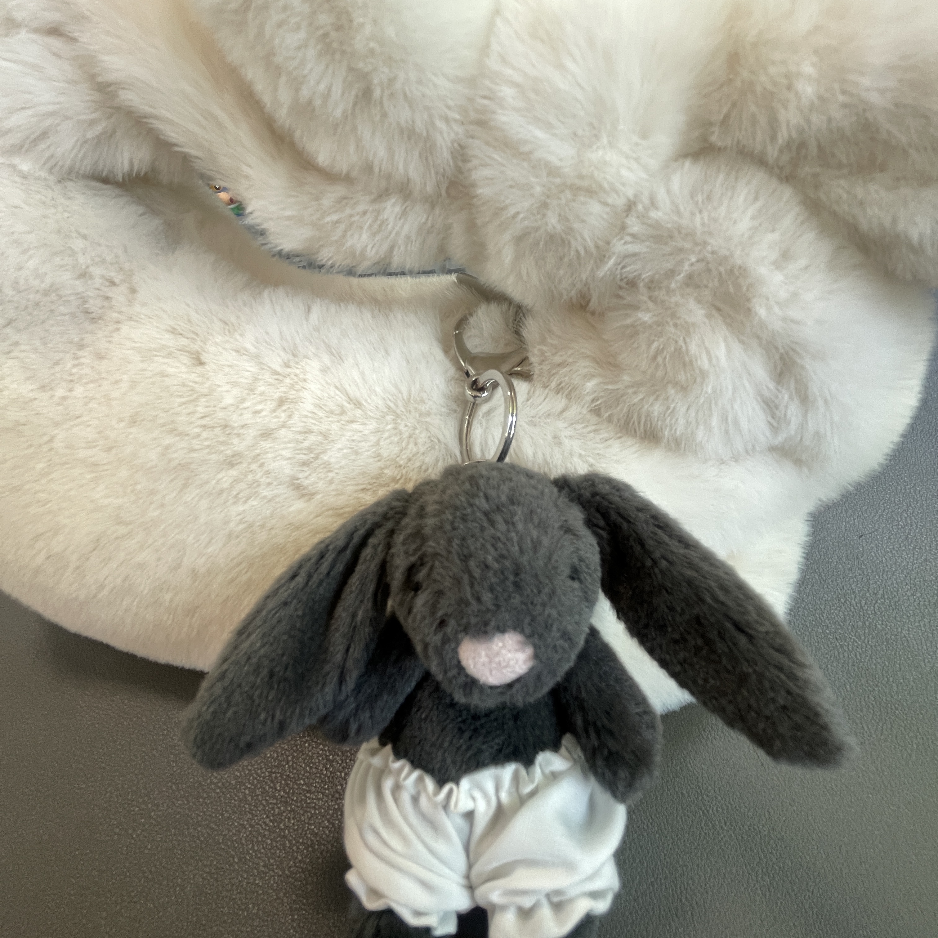 Jellycat Bashful Bunny Bag Charm Ink, (W) UGG Classic Ultra Mini Platform Boots Chestnut 착용 스타일 - 1