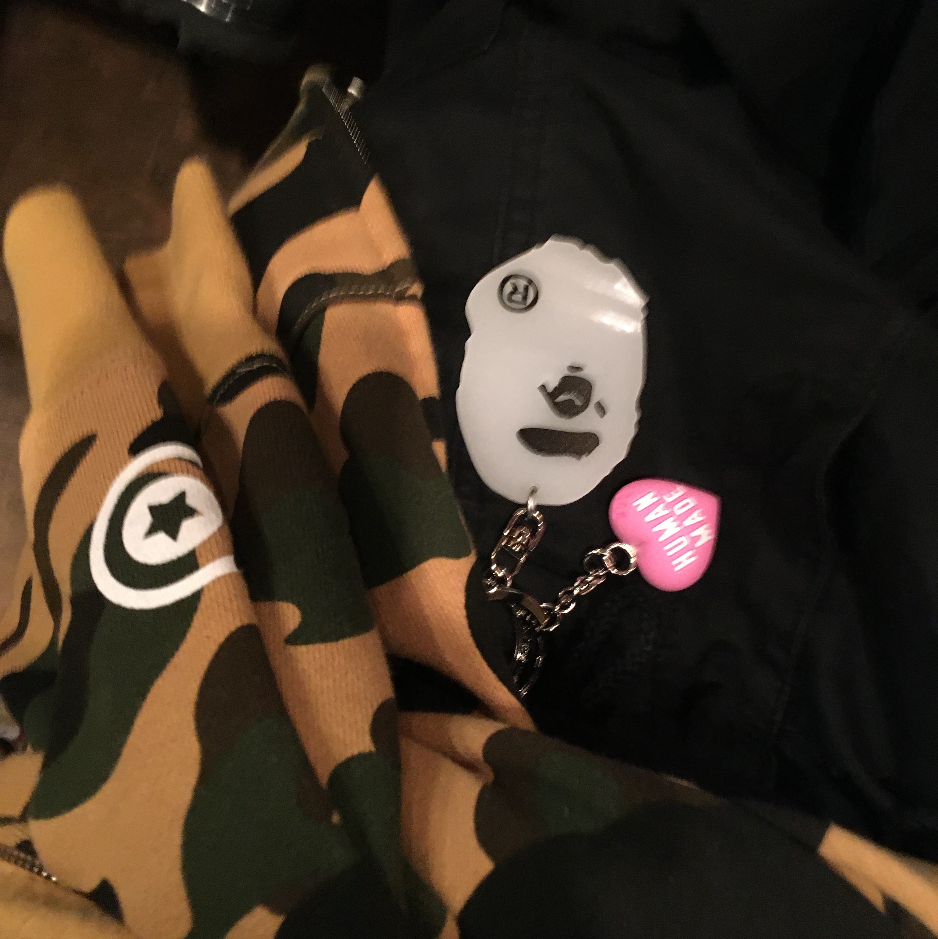 BAPE Glow In The Dark Ape Head Keychain White Green, Human Made Heart Rubber Key Chain Pink 착용 스타일 - 1